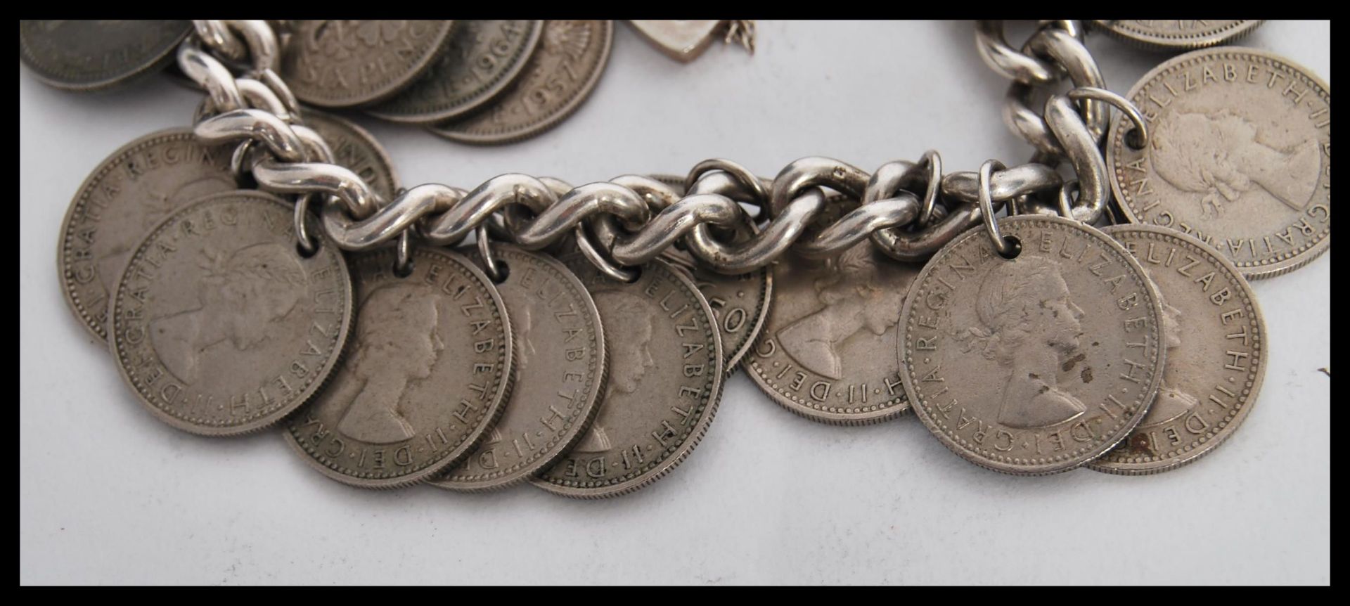 A sixpence coin bracelet on a curb link chain with a heart lock. Lock stamped silver. Gross weight - Bild 3 aus 4