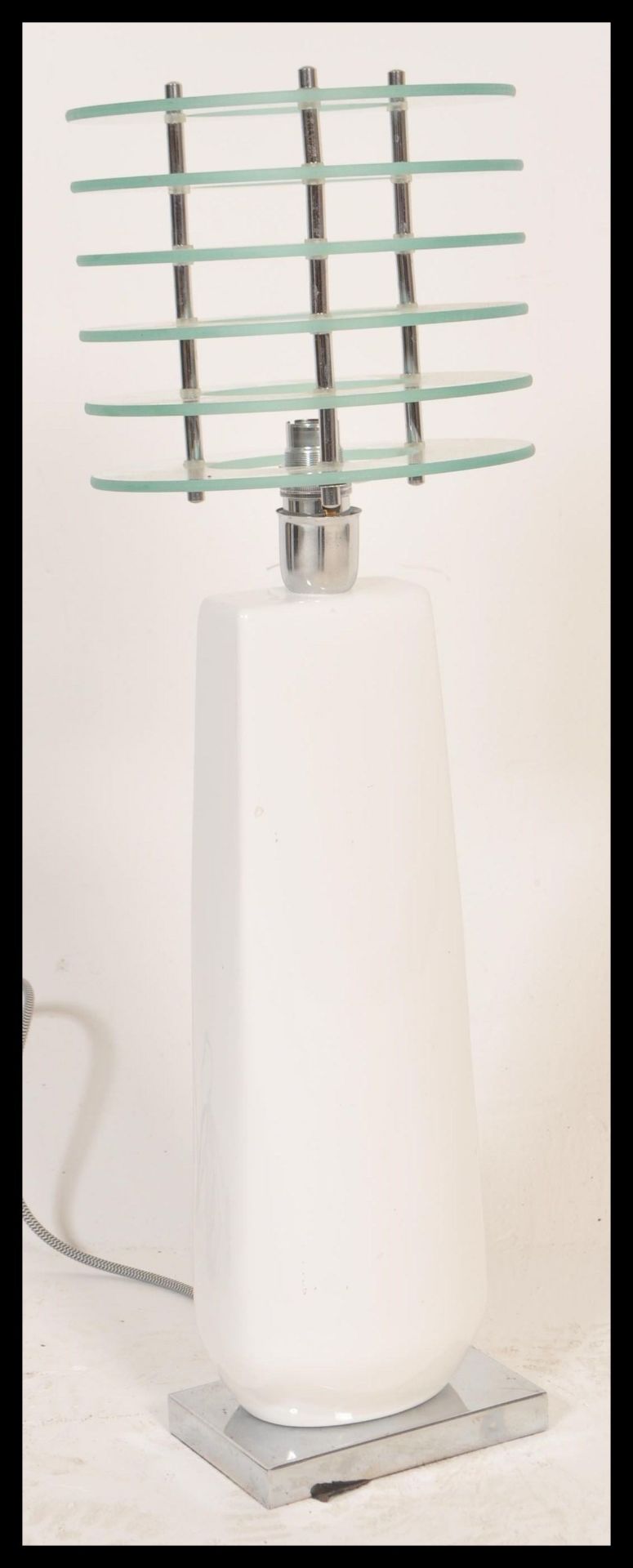 A vintage retro 20th Century table lamp having a w