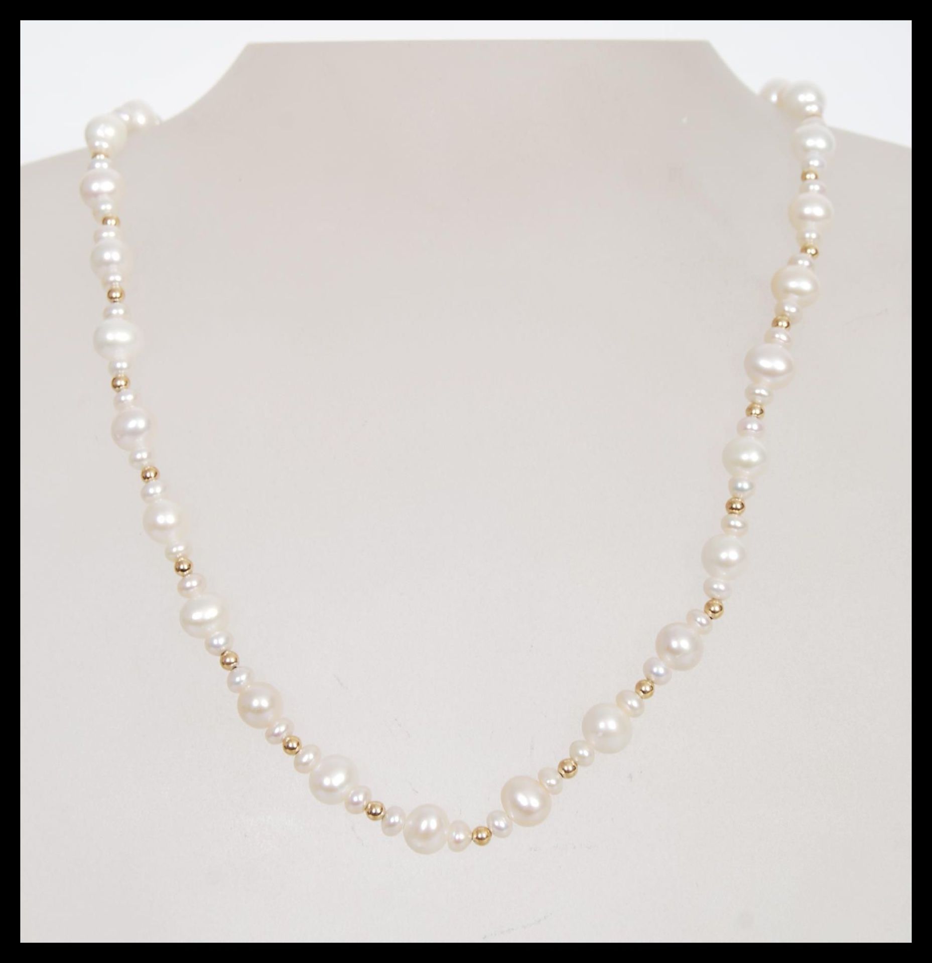 A 20th Century pearl necklace having repeating graduation design with a yellow metal pearl clasp. - Bild 2 aus 4