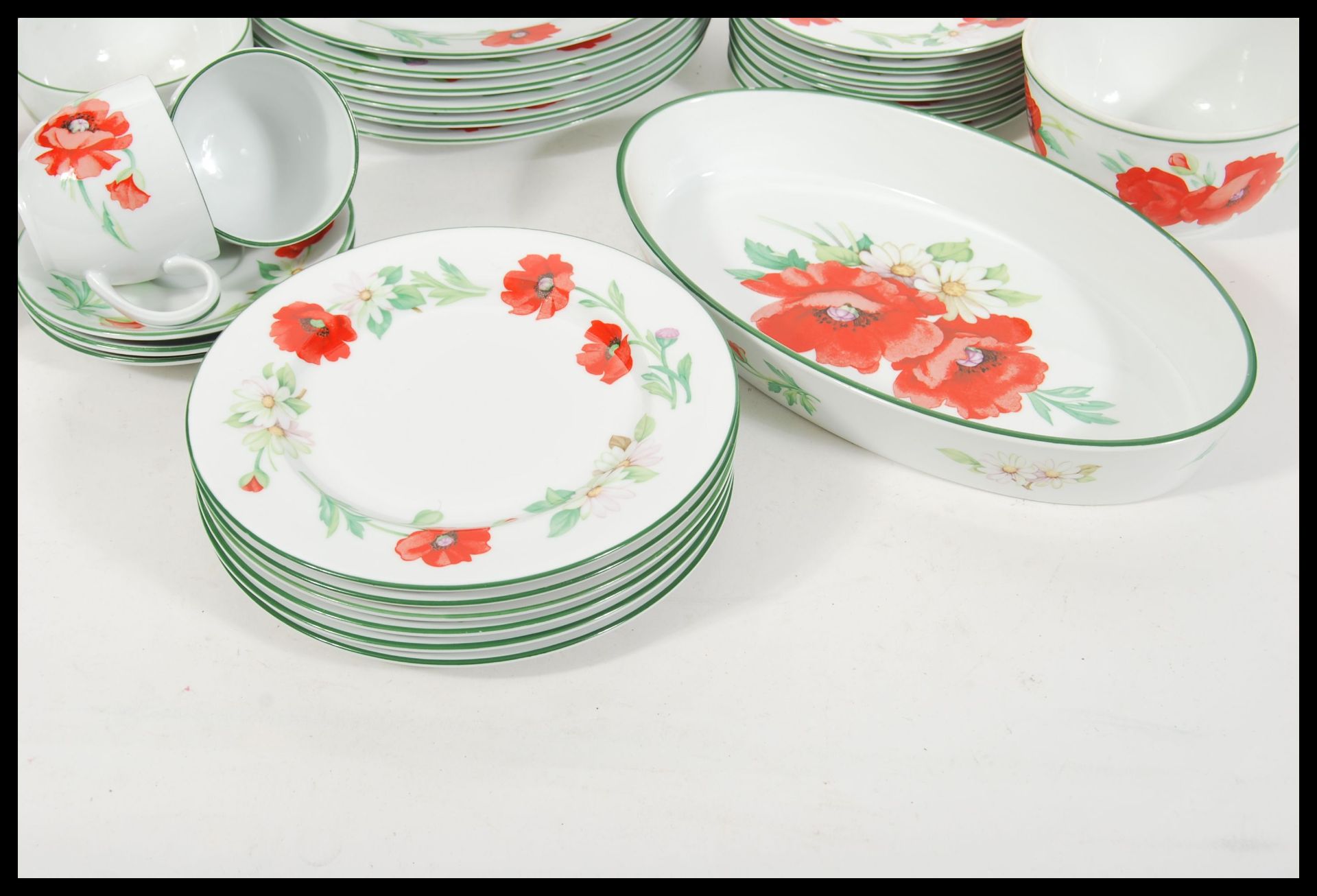 A collection of Royal Worcester ' Poppies ' ceramics / dinner service to include dinner plates, - Image 4 of 6