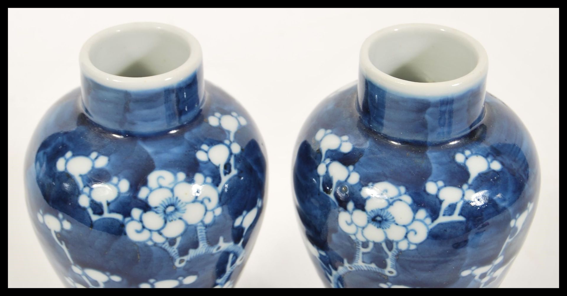 A pair of 19th Century Chinese blue and white porcelain temple vases / jars of bottle form having - Bild 4 aus 5