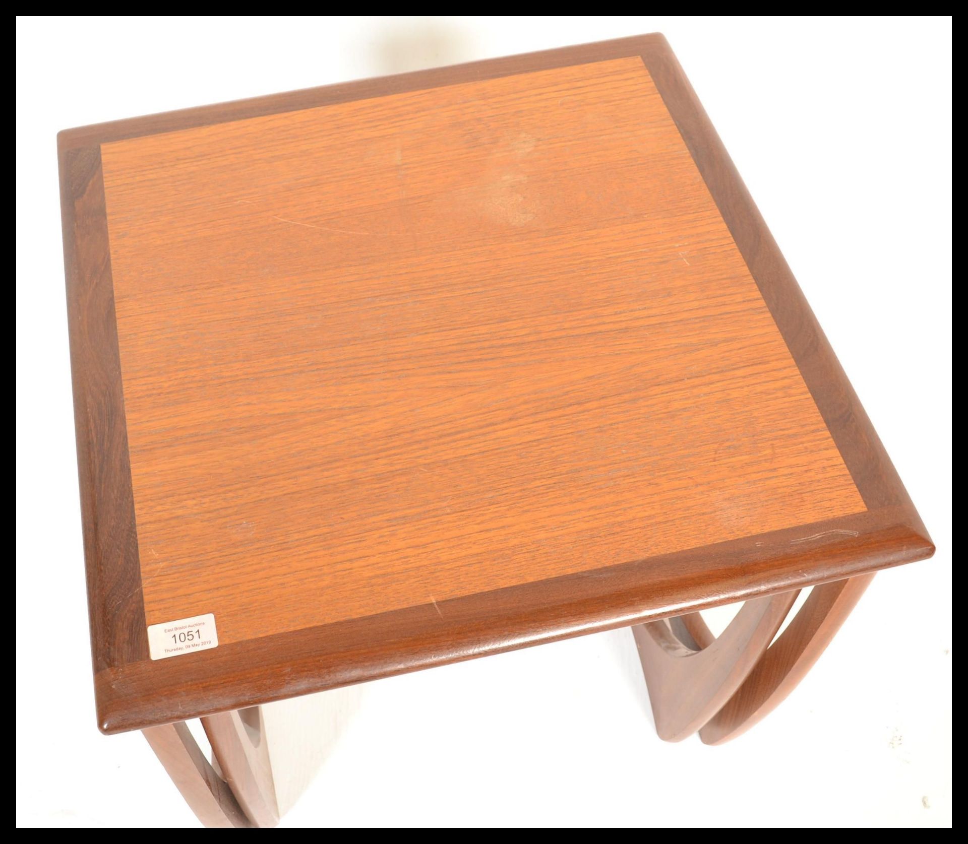 A vintage retro 20th Century G-Plan teak wood nest of tables raised on shaped supports with square - Bild 3 aus 4