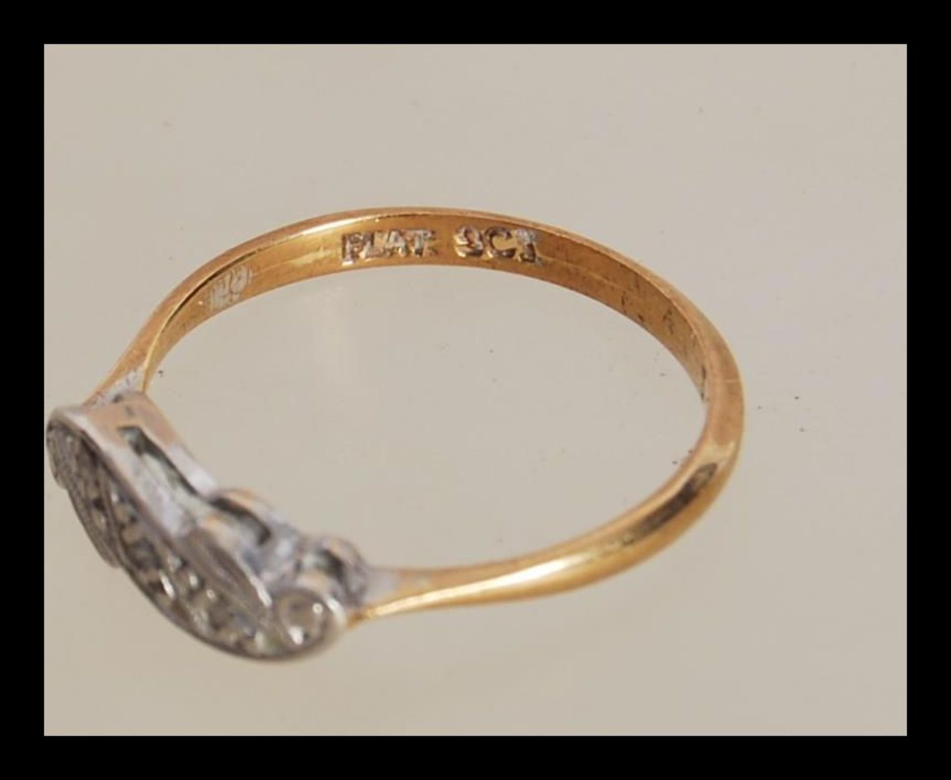 A hallmarked 9ct gold band ring together (hallmarked Birmingham 1972, size M) with a 1930's Art Deco - Bild 4 aus 5