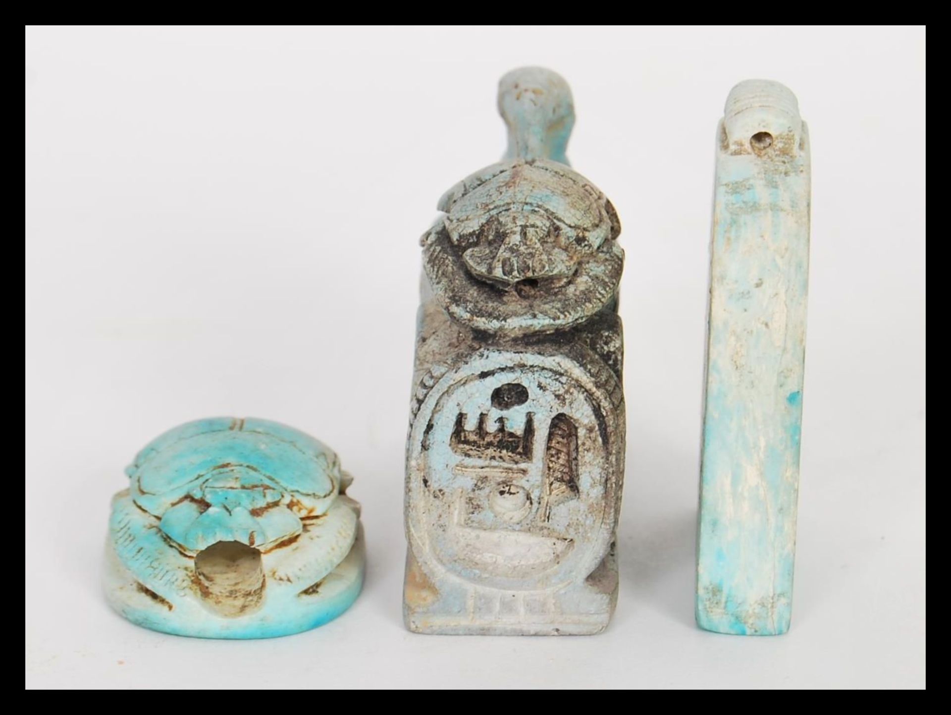 A group of 20th Century Egyptian revival amulets to include a ceramic scarab bead with hieroglyphics - Bild 3 aus 7