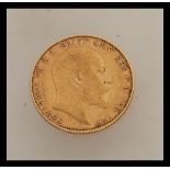 A 1907 Edward VII London mint full gold sovereign. Weight 8.0g.