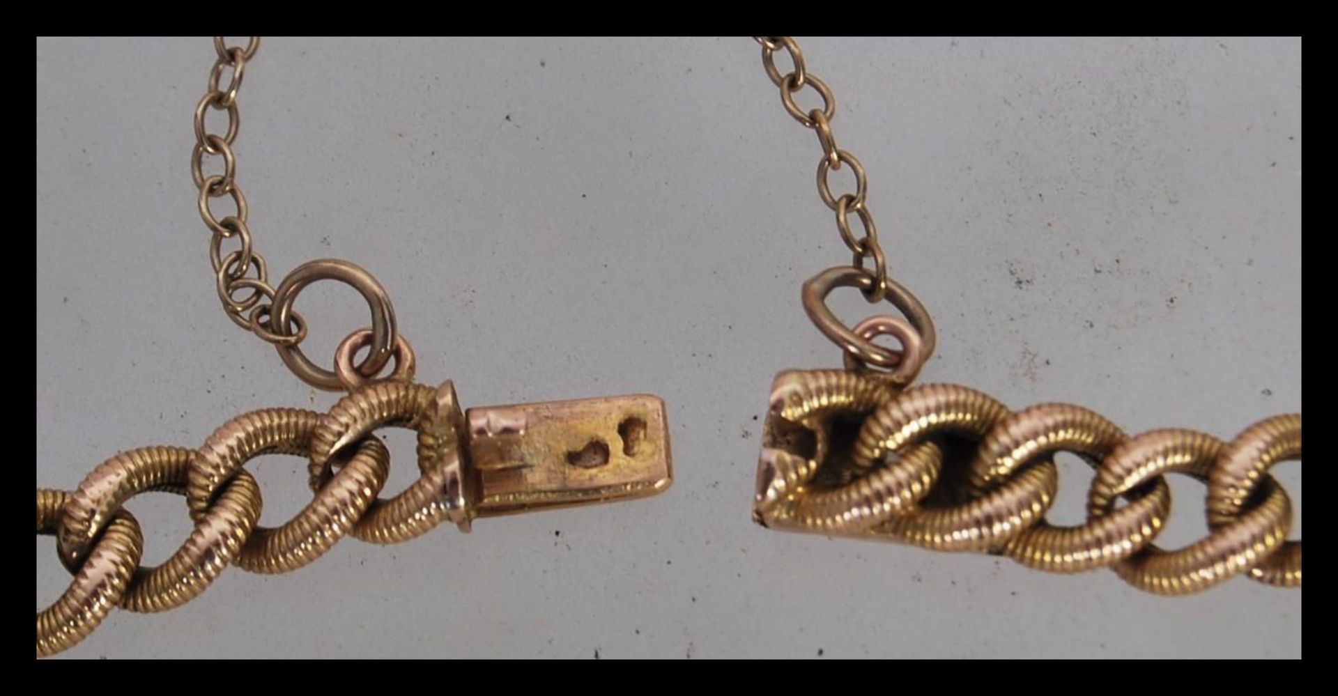 A 19th Century Victorian 18ct gold bracelet having a curb link chain with a central halo of old - Bild 4 aus 4