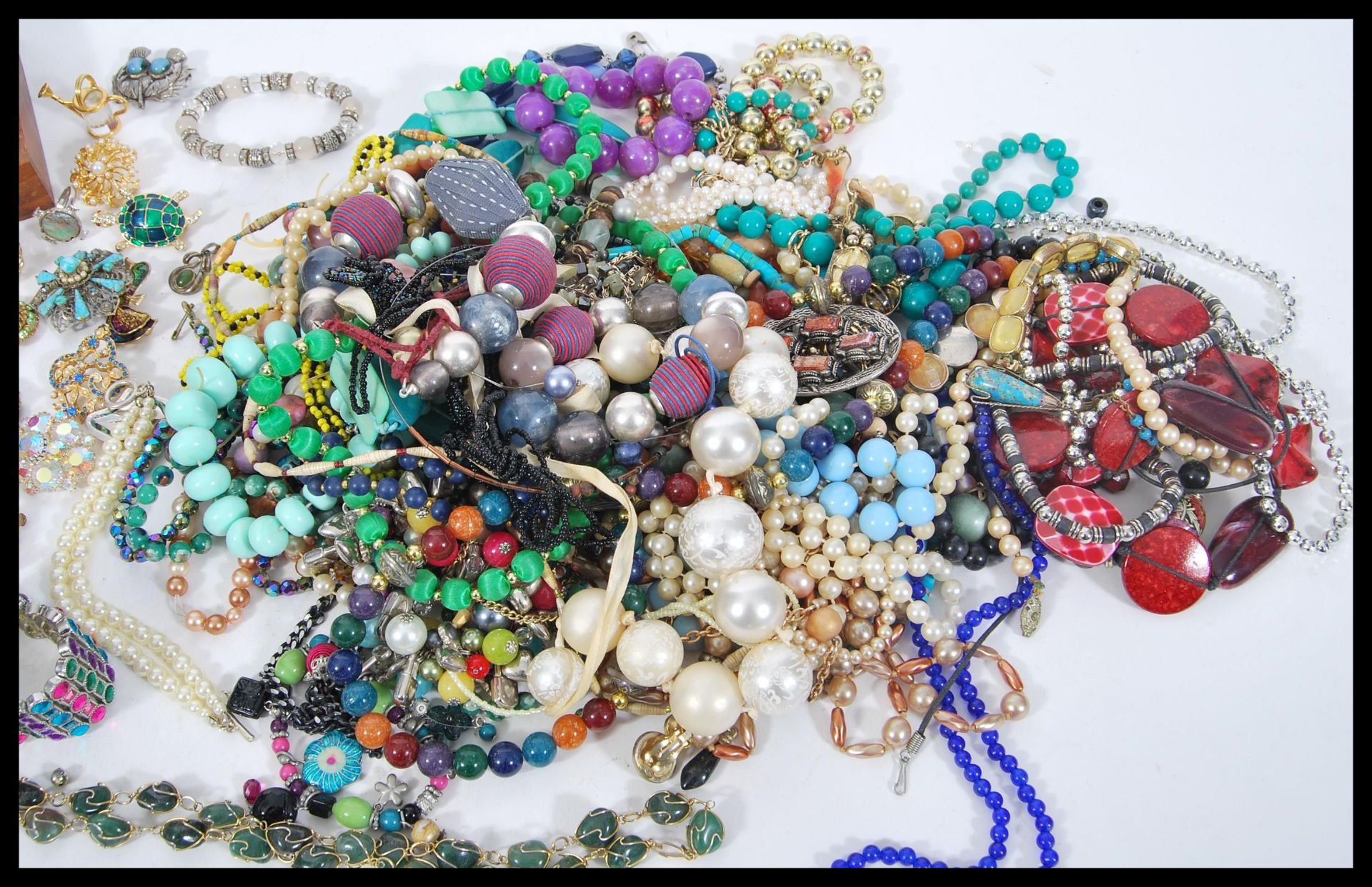A collection of vintage costume jewellery to include many brooches, earrings, bracelets, rings, - Image 6 of 6
