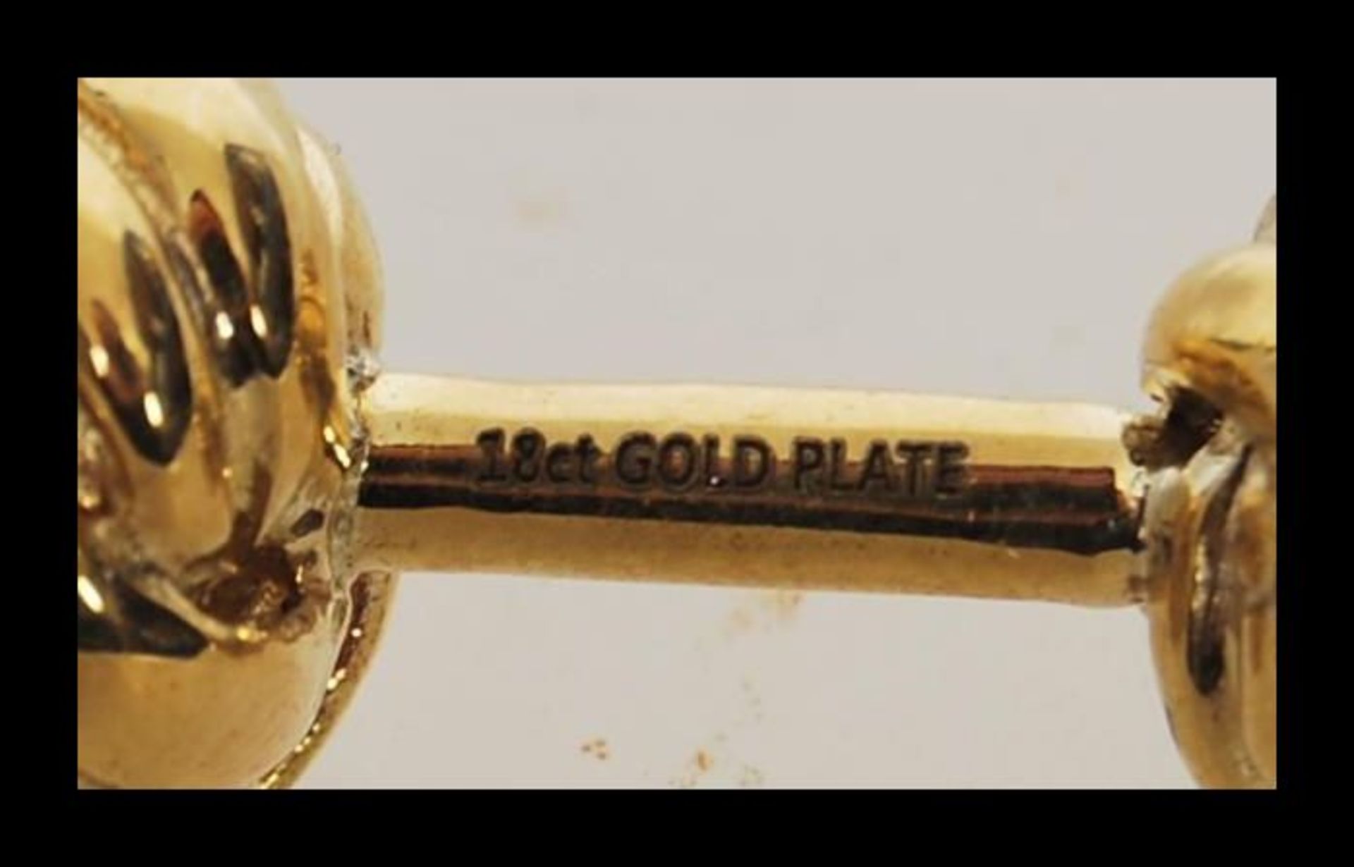 A pair of 18ct gold plated cufflinks having knot design heads. Measures 2cm wide. - Bild 3 aus 3