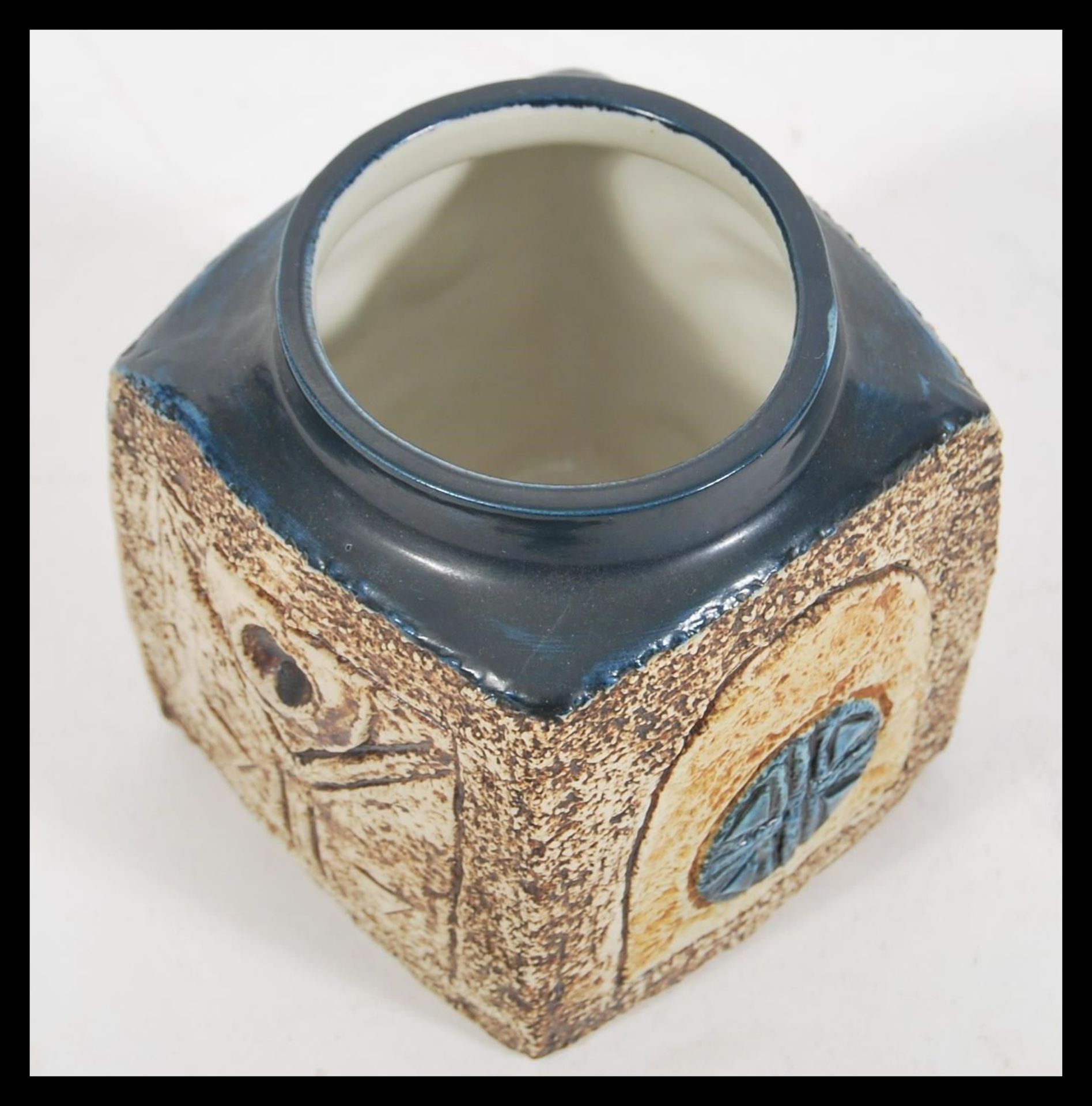 A vintage 20th Century Troika Cornish studio Pottery marmalade pot decorated by Sue Lowe (SL) – 1976 - Bild 3 aus 4