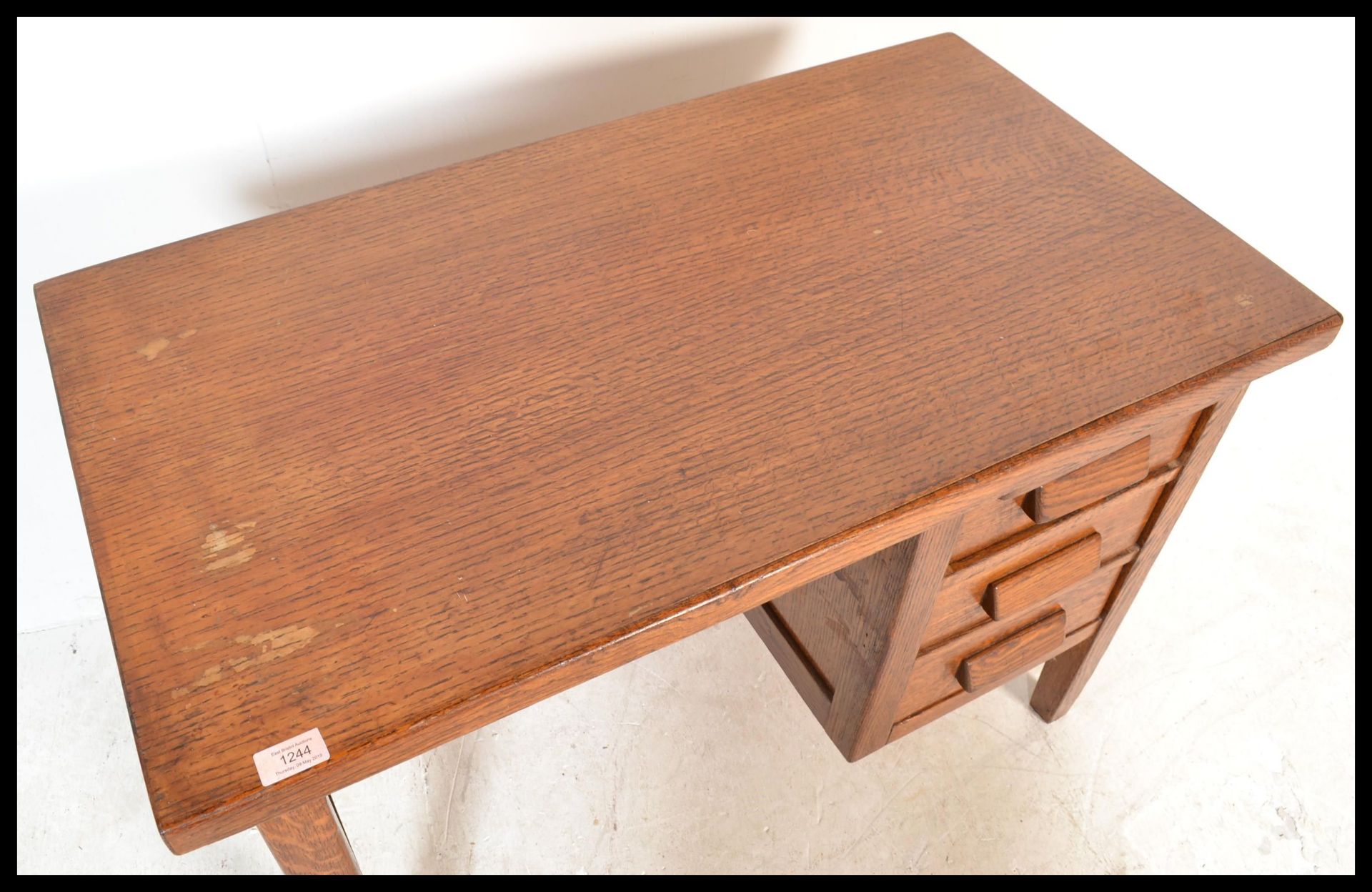 A small early 20th century oak single pedestal desk, having single pedestal with three drawers and - Bild 5 aus 6