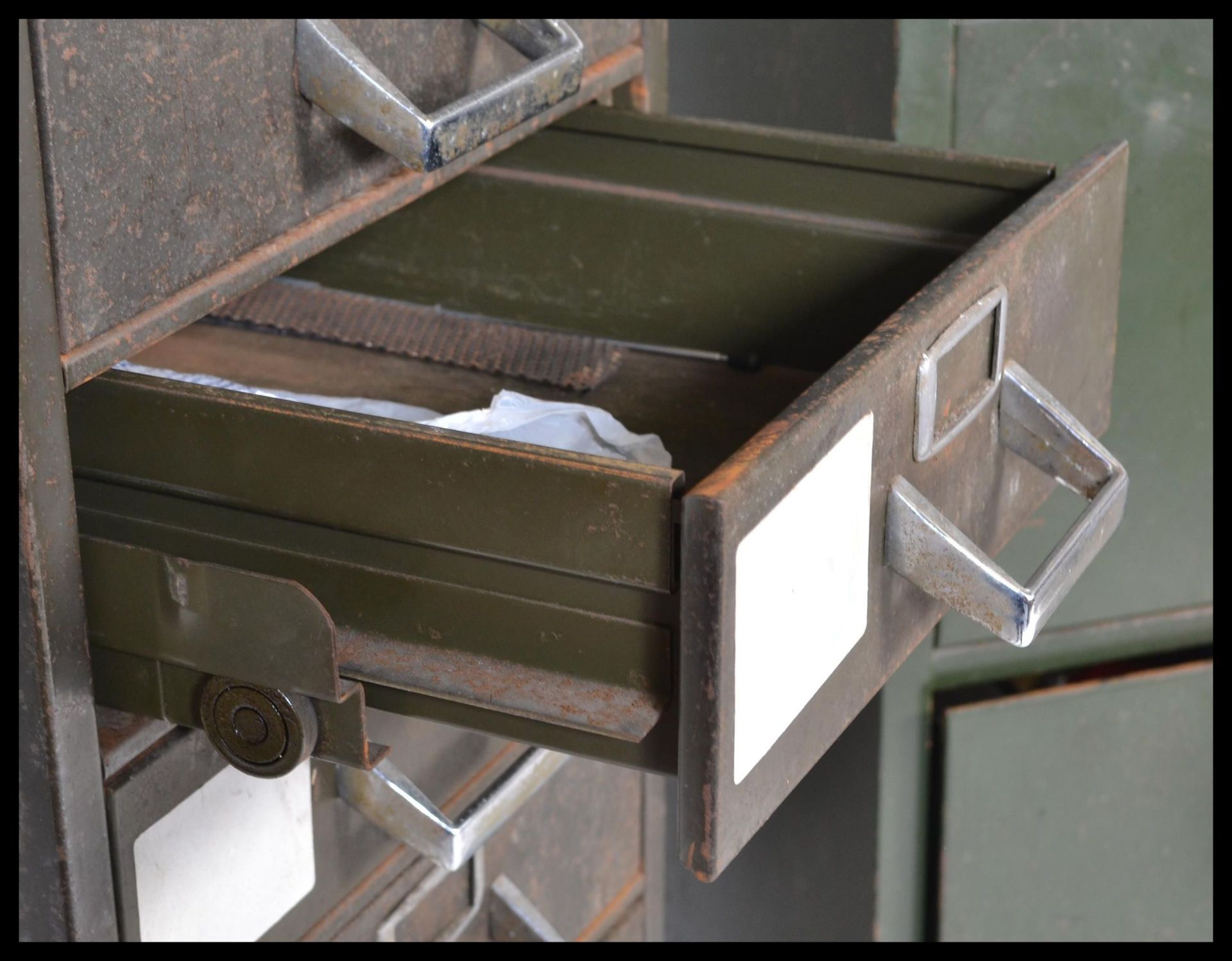 Two vintage 20th Century industrial metal filing cabinets,to include an eleven drawer cabinet by - Bild 5 aus 6