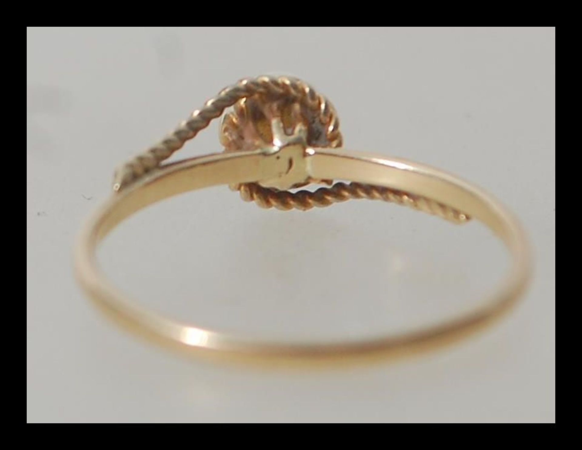 A 9ct 375 gold pearl solitaire ring having a 1.5mm half round shank with rope twist wire shoulders - Image 4 of 5