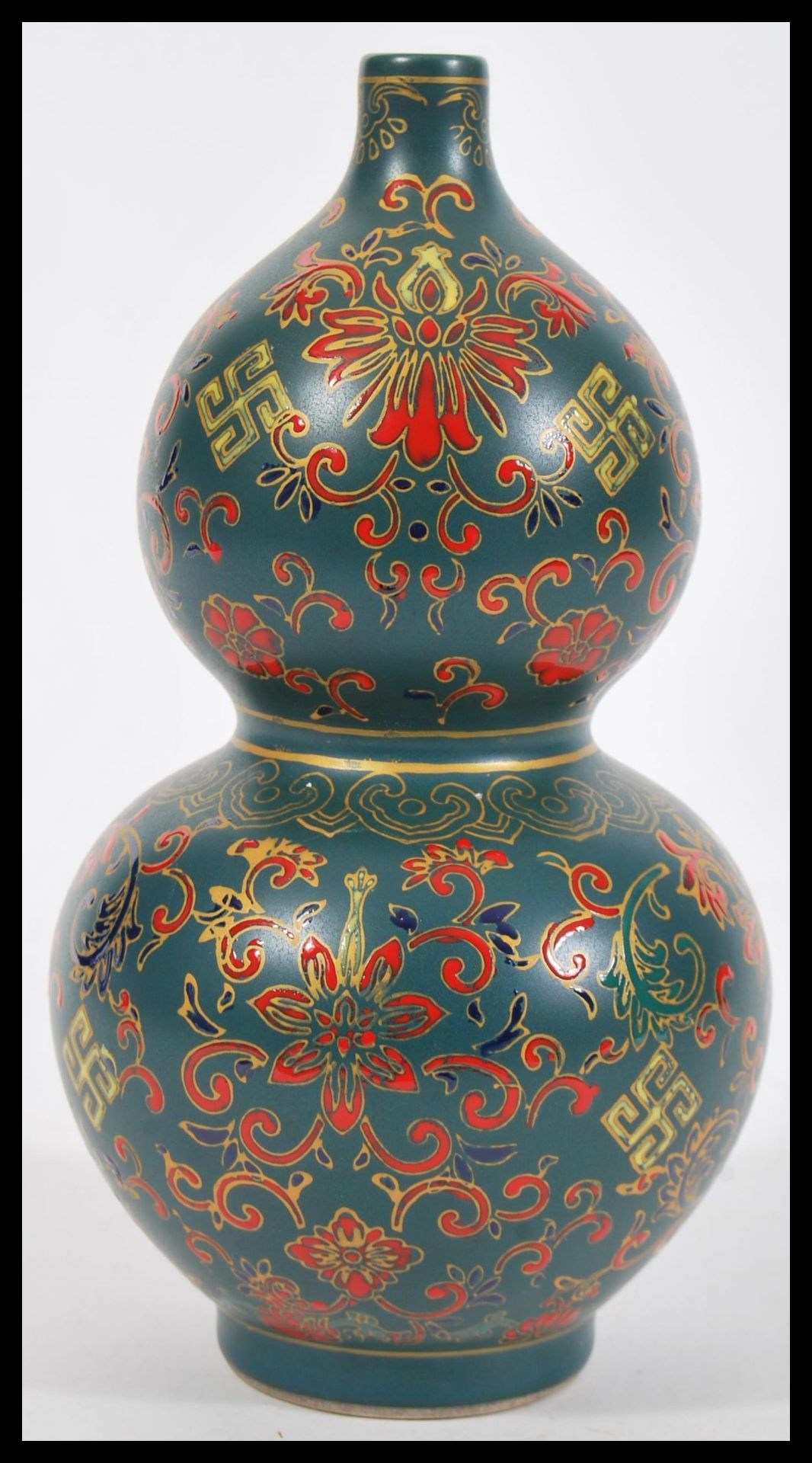 A 20th Century Chinese porcelain double gourd vase having a deep teal ground with hand enamelled red - Bild 2 aus 4