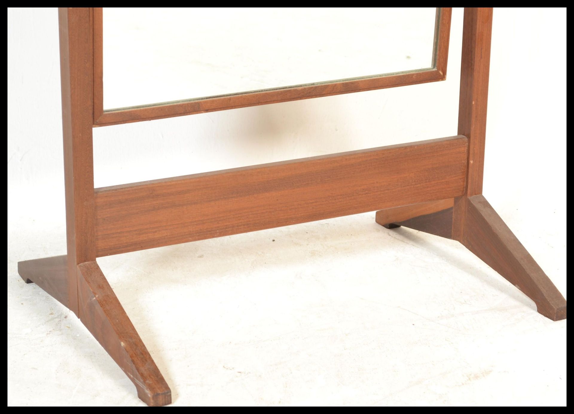 A vintage retro Teak wood cheval free standing full length mirror raised on a square supports - Bild 2 aus 5