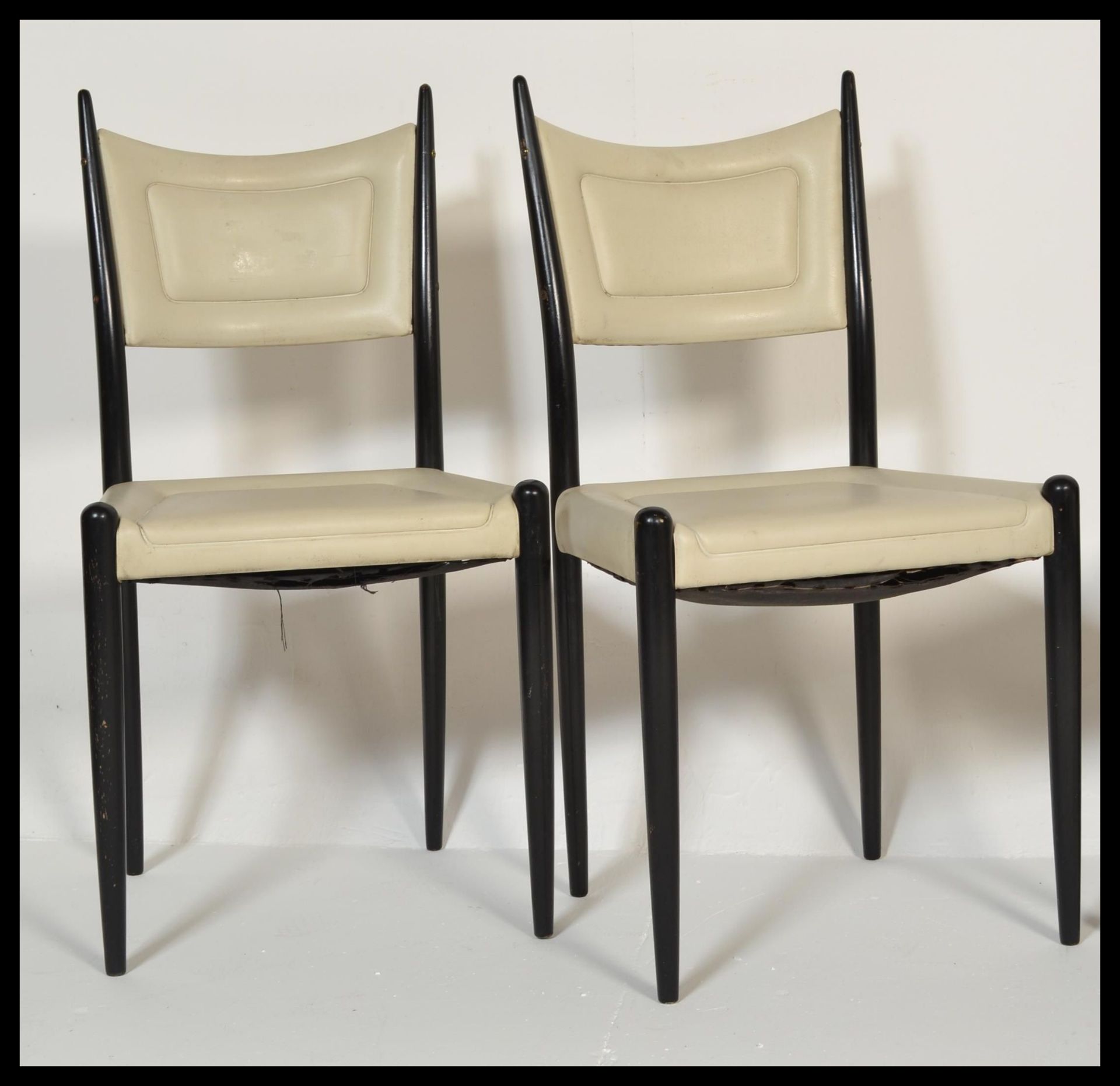 A set of four vintage 20th Century retro Ernest Gomme G-Plan / G Plan dining chairs raised on - Bild 2 aus 5