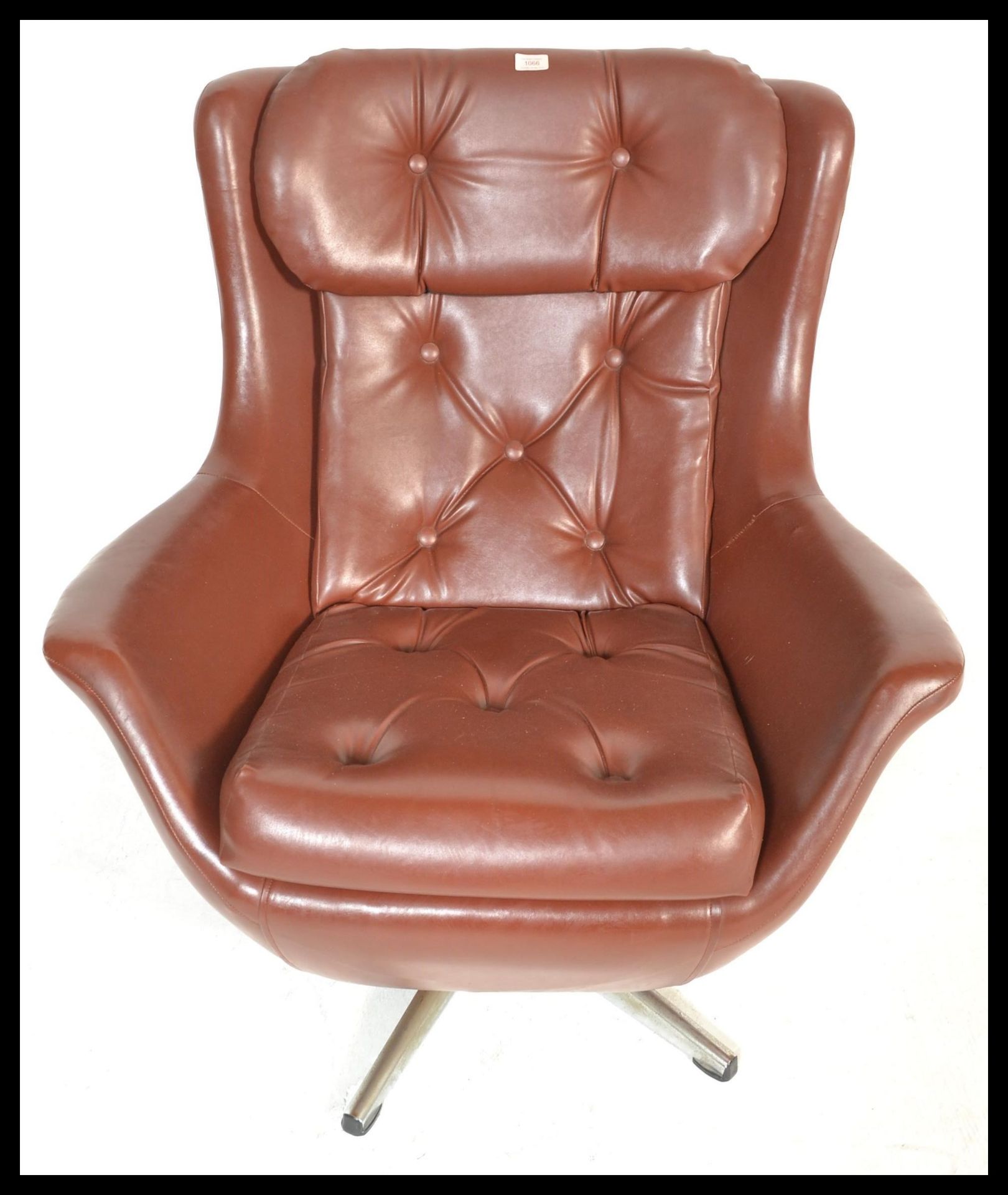 An original 1960's retro vintage button back swivel egg type chair / armchair being raised on a five - Bild 4 aus 6