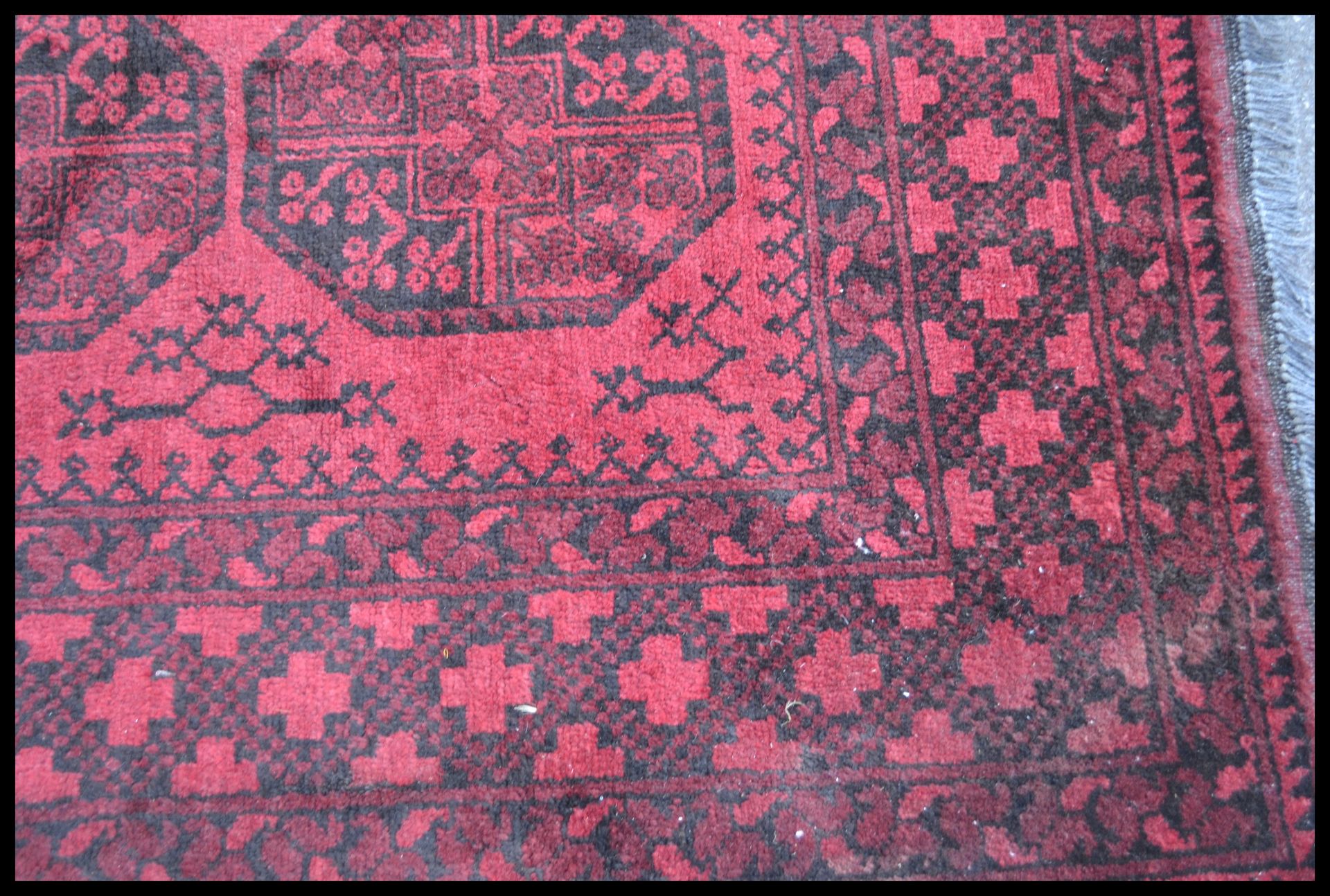 A 20th Century Persian Islamic floor rug / carpet having a red ground with black geometric borders - Bild 3 aus 5