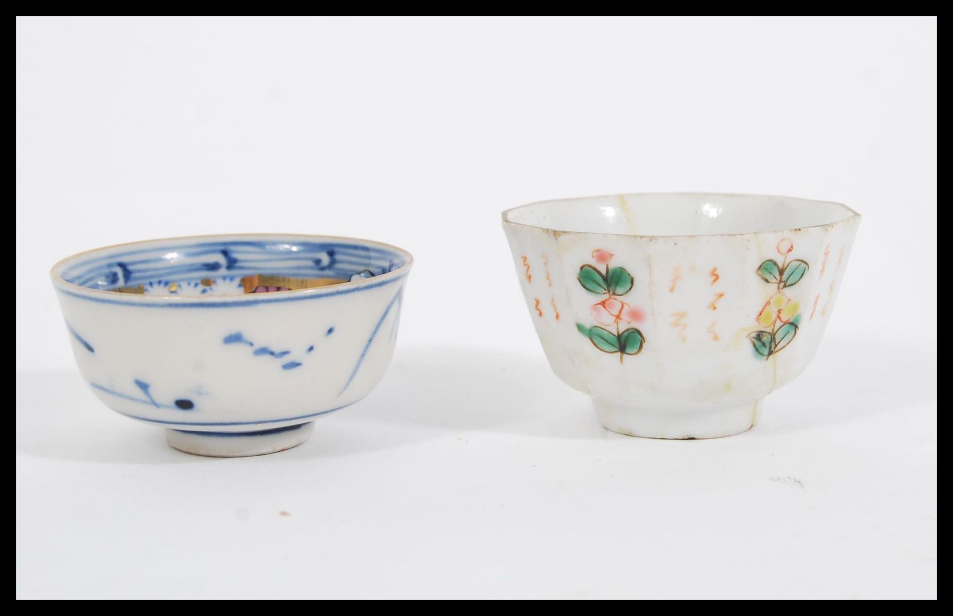 Two early 19th Century Chinese porcelain tea bowls comprising of an example having a blue and - Bild 2 aus 6