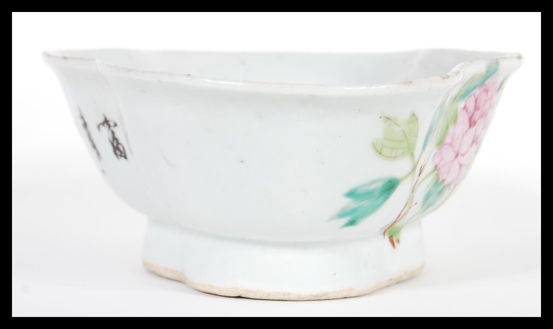 An early 20th Century Chinese porcelain bowl of sc - Image 2 of 5