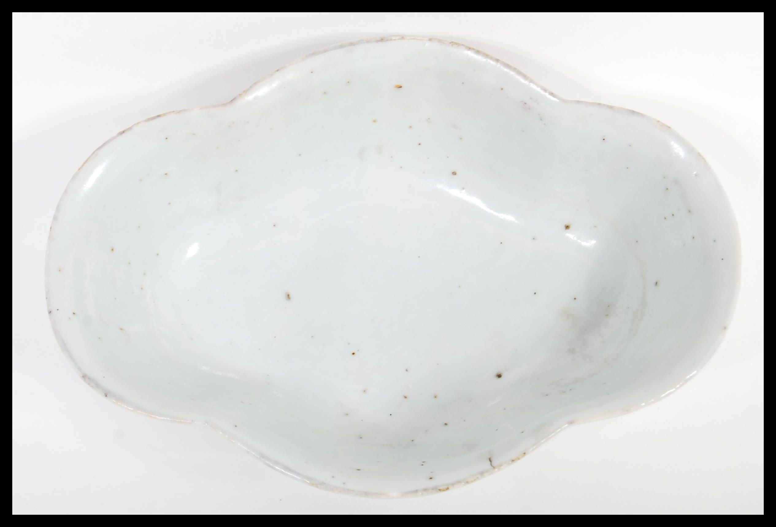 An early 20th Century Chinese porcelain bowl of sc - Image 4 of 5