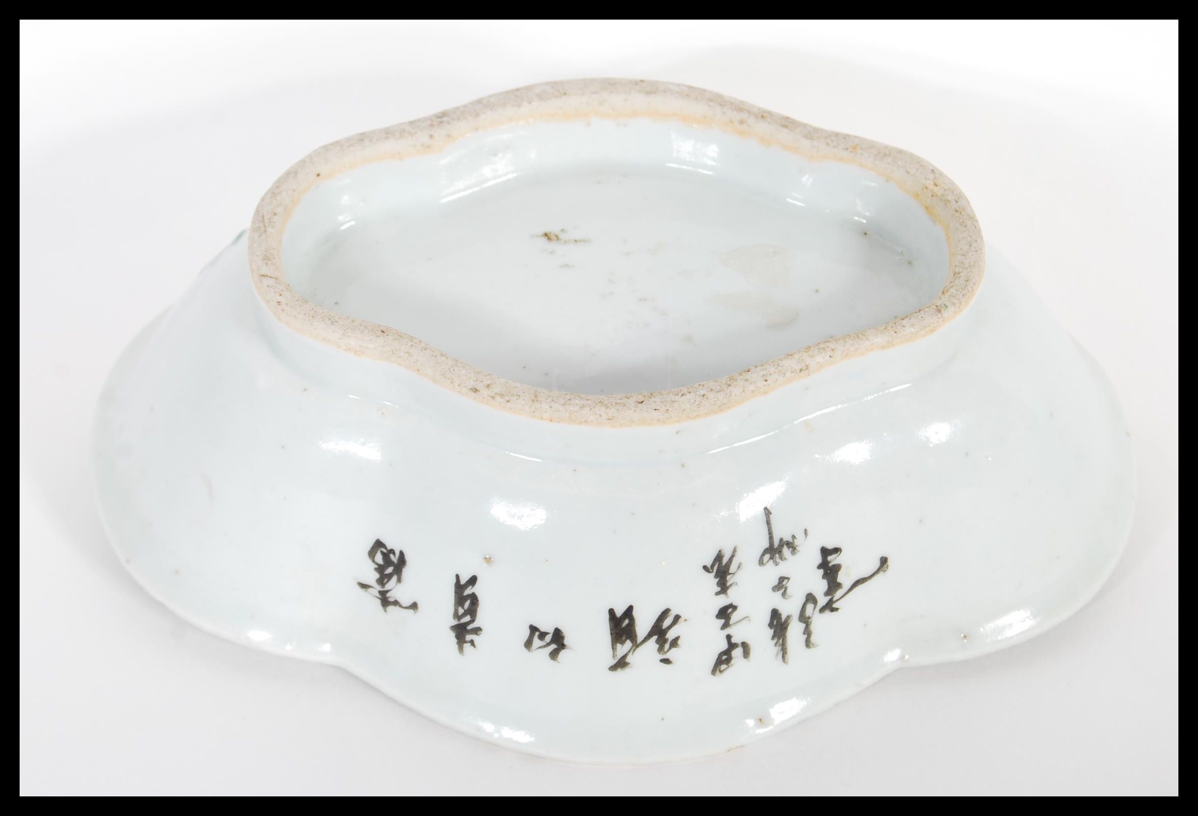 An early 20th Century Chinese porcelain bowl of sc - Image 5 of 5