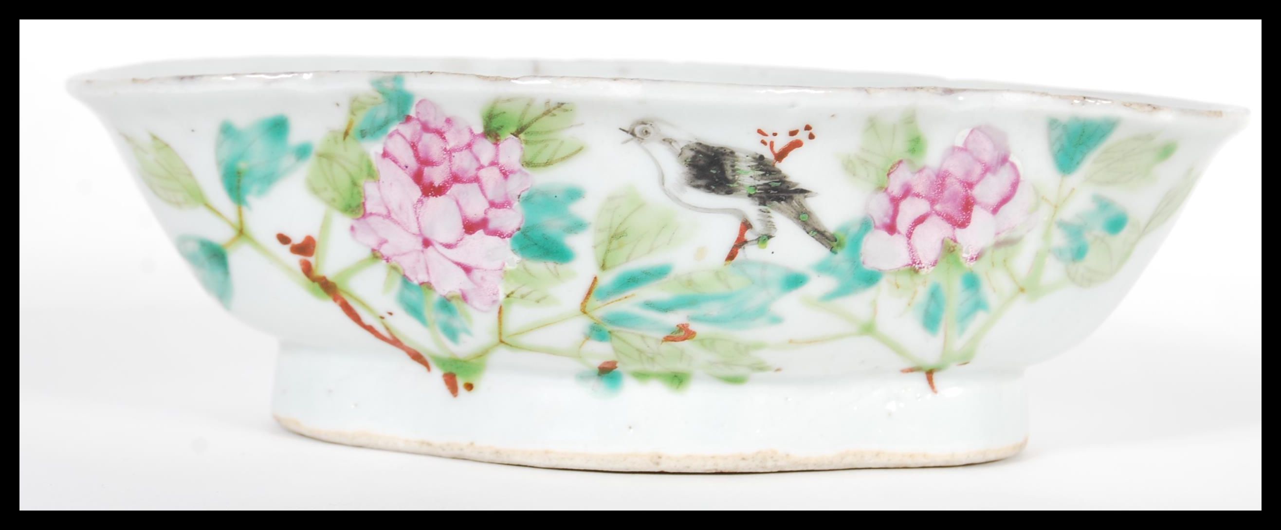 An early 20th Century Chinese porcelain bowl of sc
