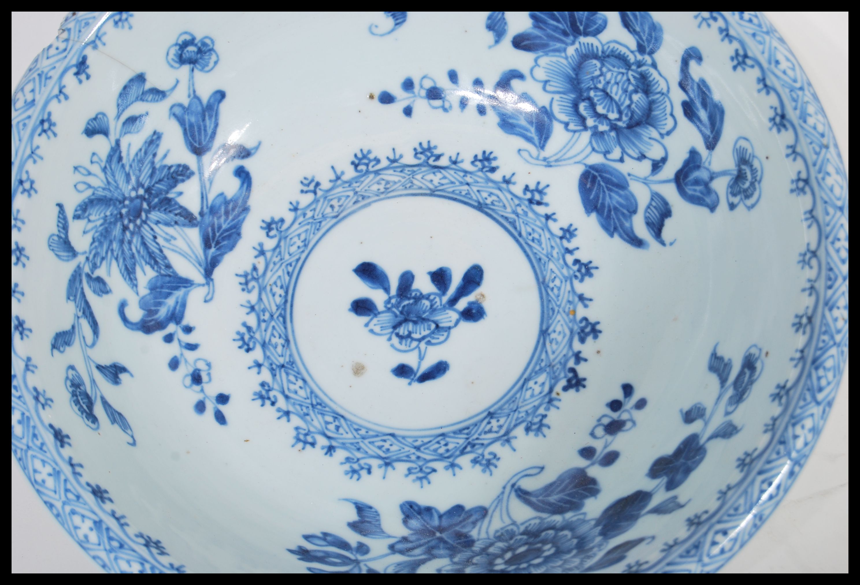 A 19th Century Chinese porcelain bowl having hand - Image 2 of 4
