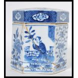 An early 19th Century Chinese porcelain blue and w
