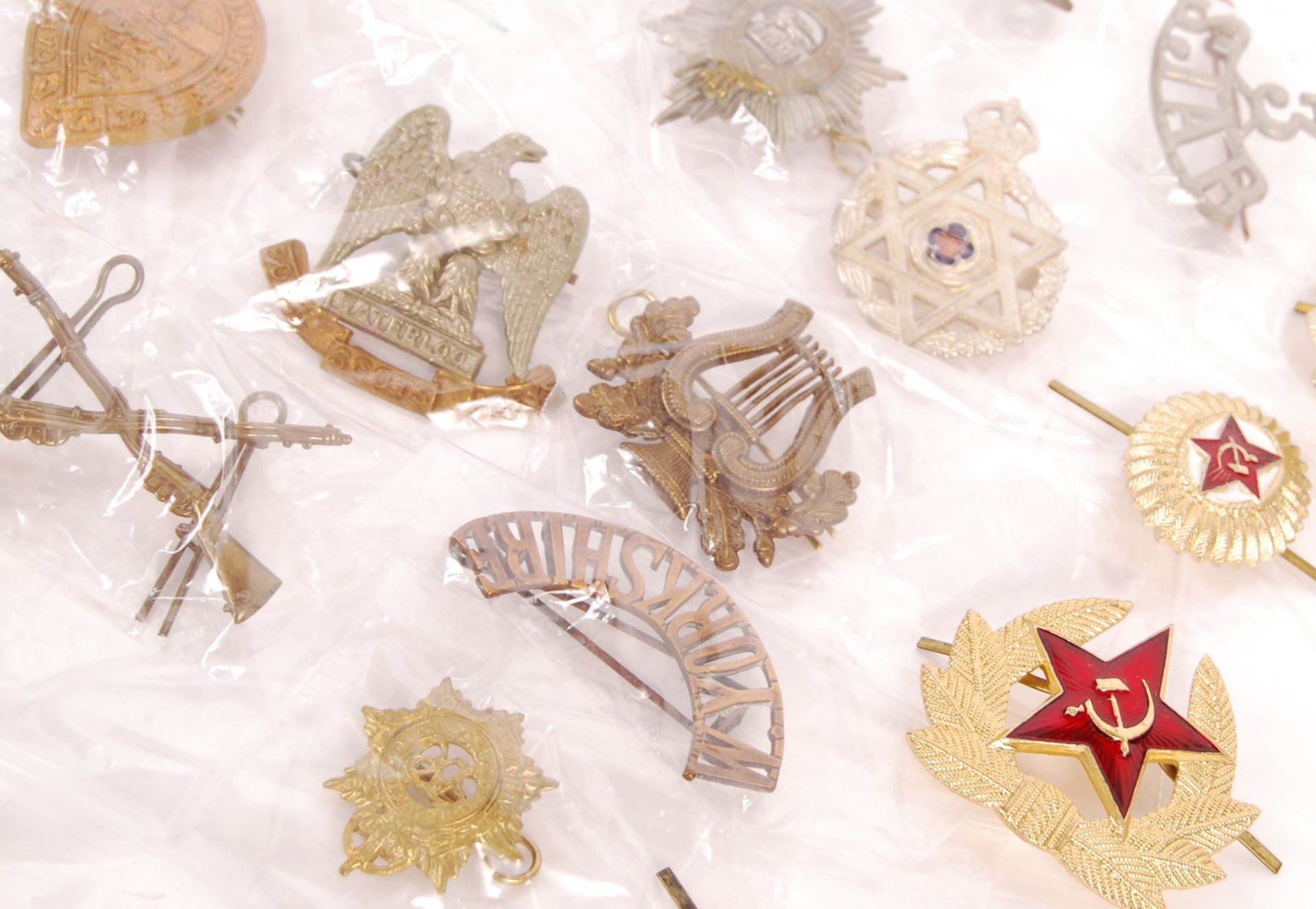 ASSORTED 20TH CENTURY MILITARY CAP BADGES - Bild 2 aus 3