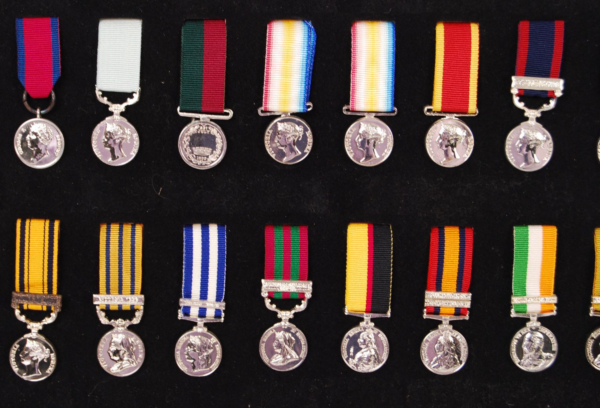 BRITISH CAMPAIGN & GALLANTRY MINIATURE MEDALS DISPLAY - Bild 3 aus 5