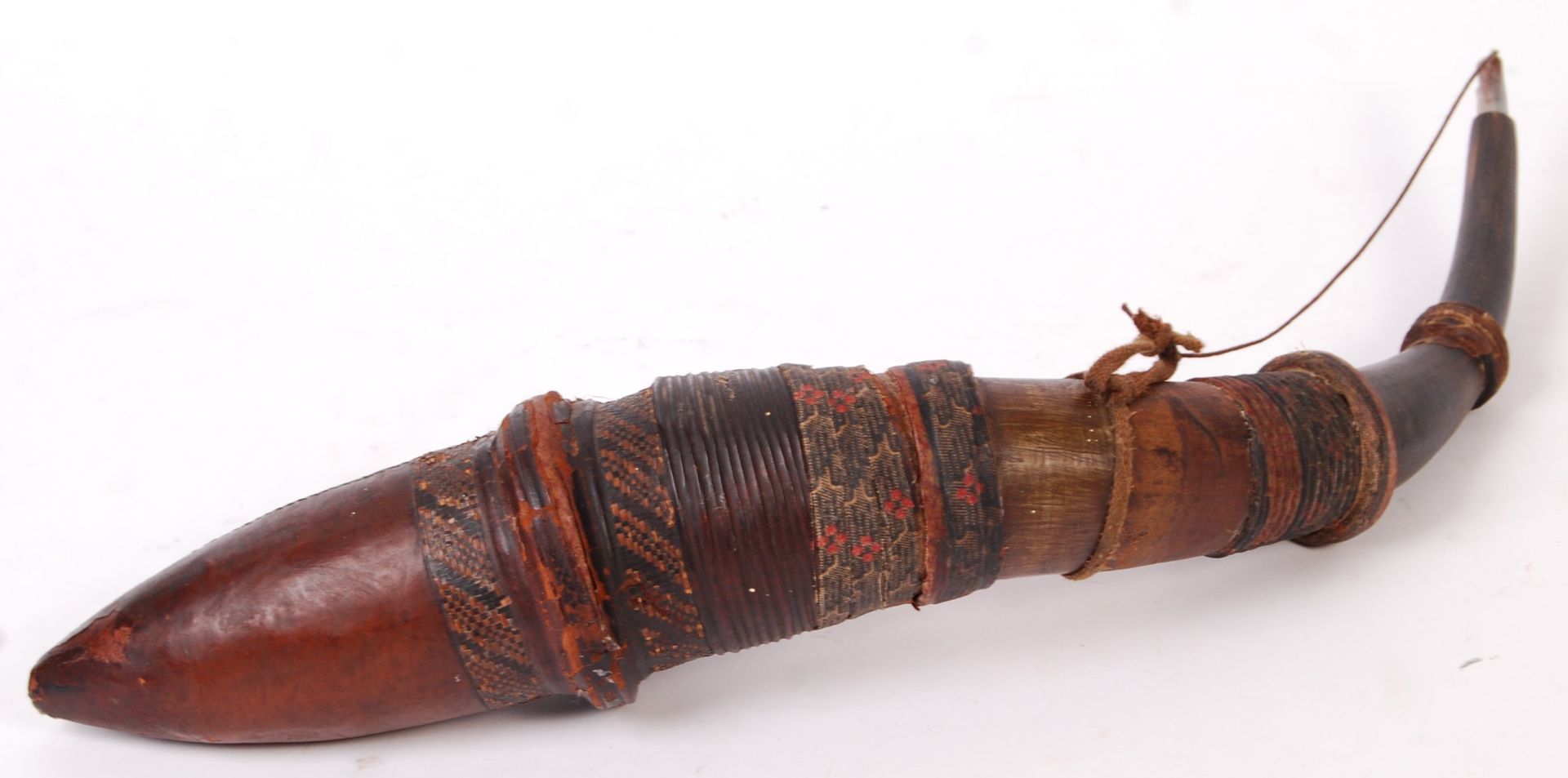 EARLY 20TH CENTURY AFRICAN GUN POWDER FLASK / HORN - Bild 2 aus 4
