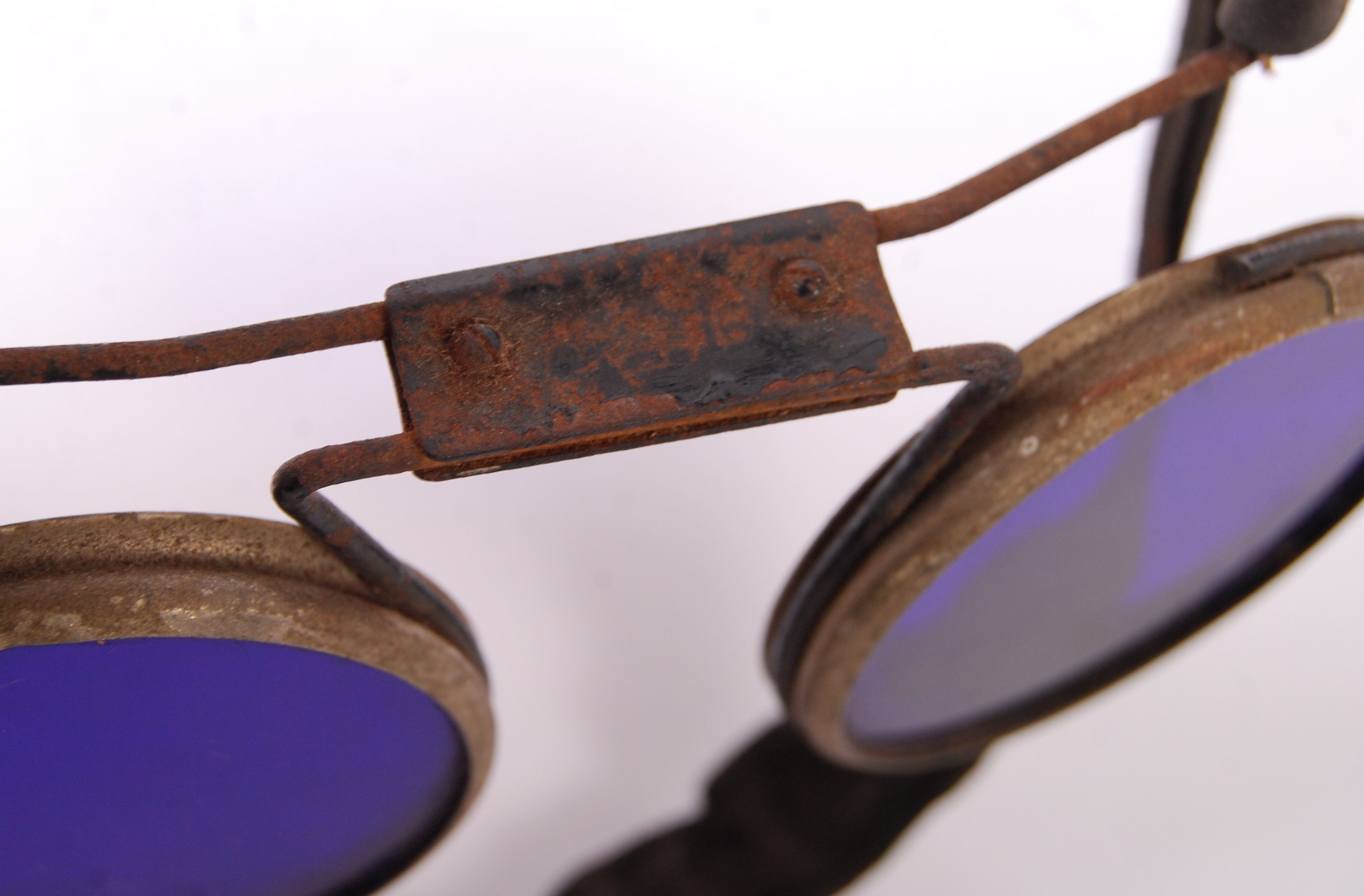 RARE WWII SECOND WORLD WAR GERMAN U-BOAT BLUE GOGGLES - Image 4 of 5