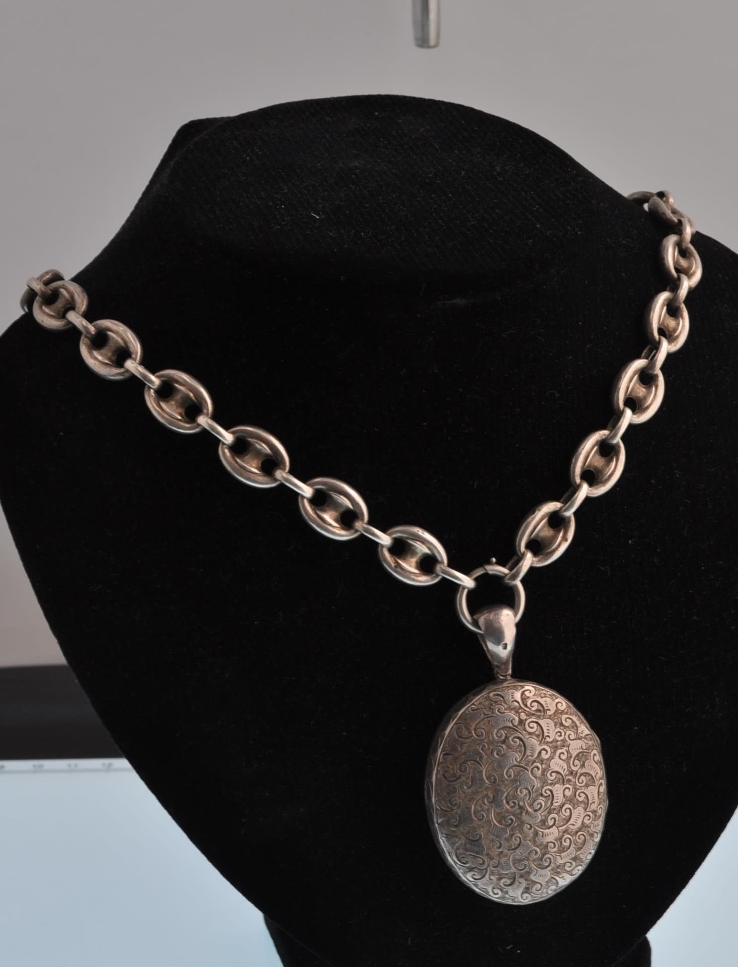 A Victorian silver anchor link chain hung with an oval locket engraved with scrolls, the reverse - Bild 7 aus 10
