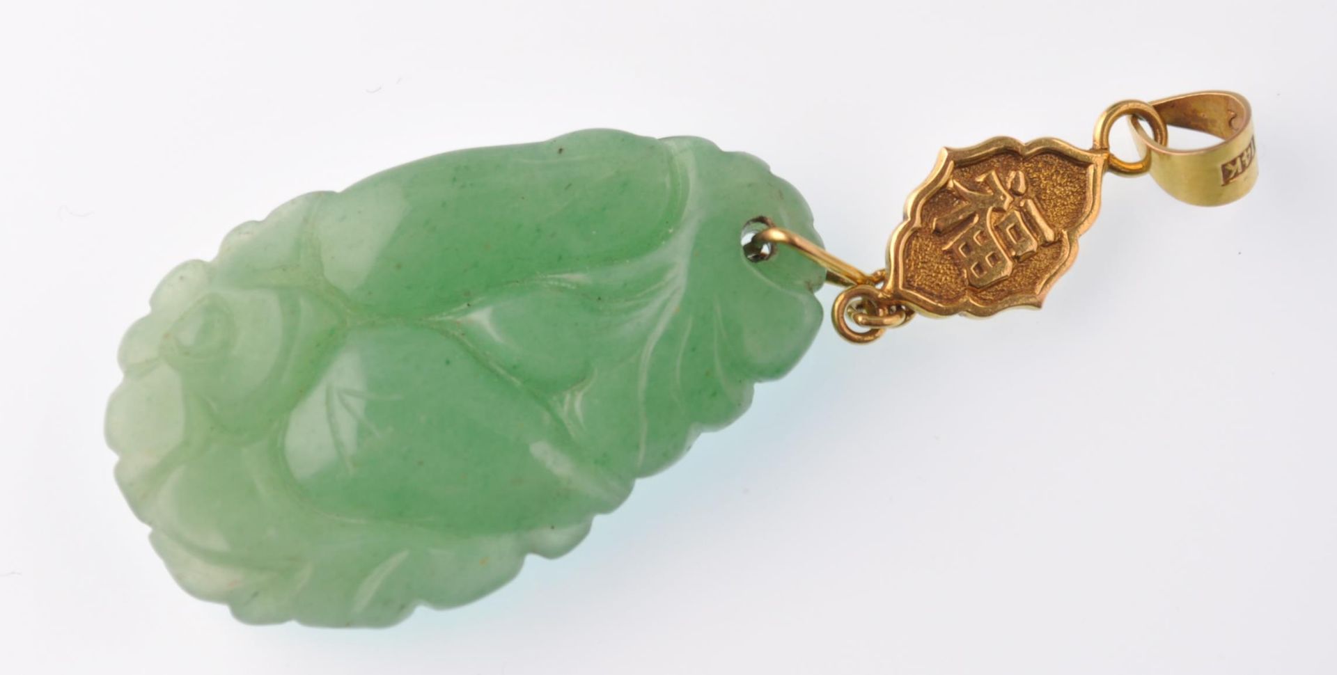 A Chinese gold and Jadeite pendant. The drop shaped Jadeite carved with fruits and leaves and - Bild 2 aus 4