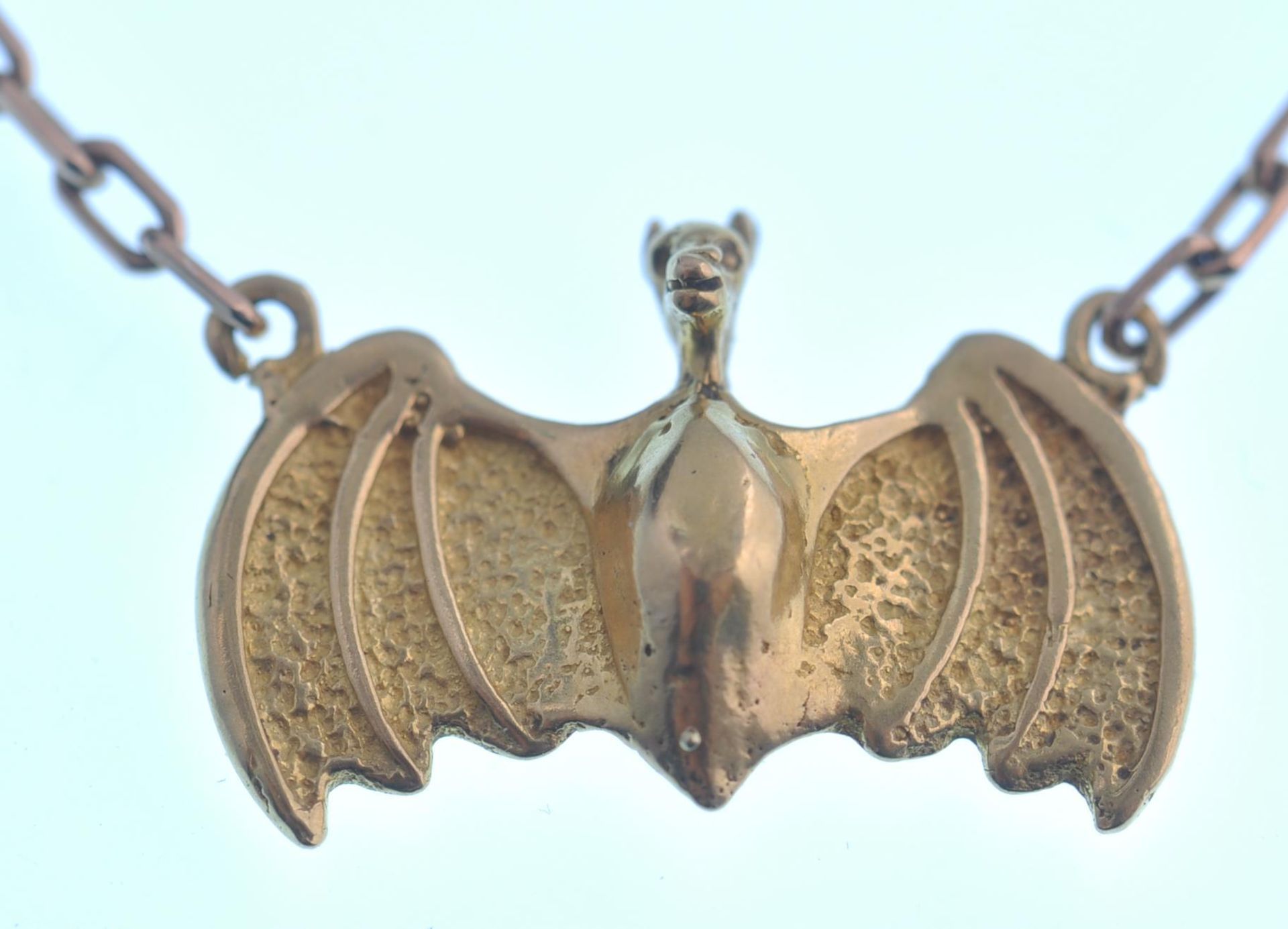 An 18ct gold Chinese influenced bat pendant / necklace frontispiece hallmarked for Sheffield 1985 - Bild 3 aus 9