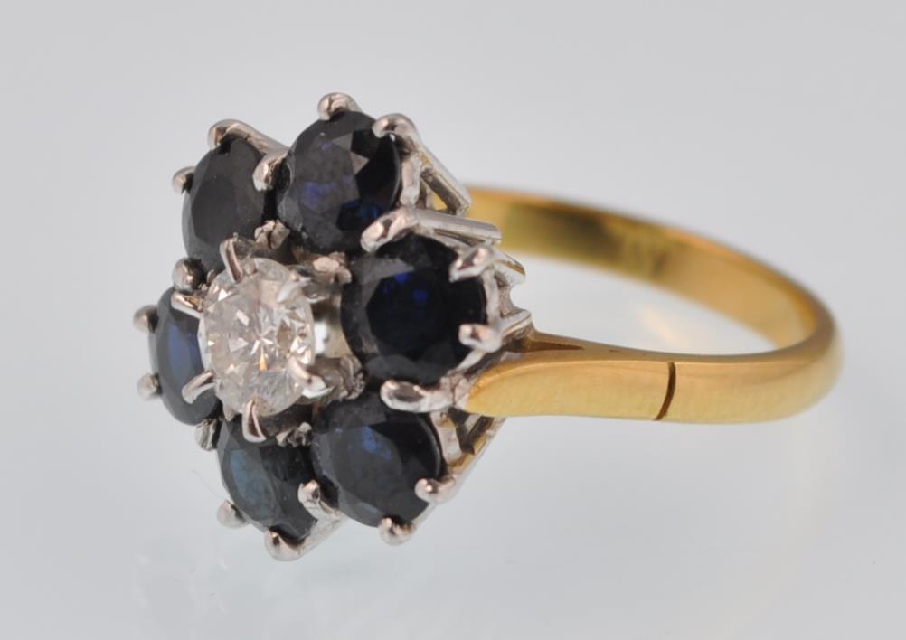 A LADIES 18CT GOLD SAPPHIRE AND DIAMOND CLUSTER RING - Image 5 of 5