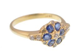 AN 18ct GOLD SAPPHIRE AND DIAMOND RING