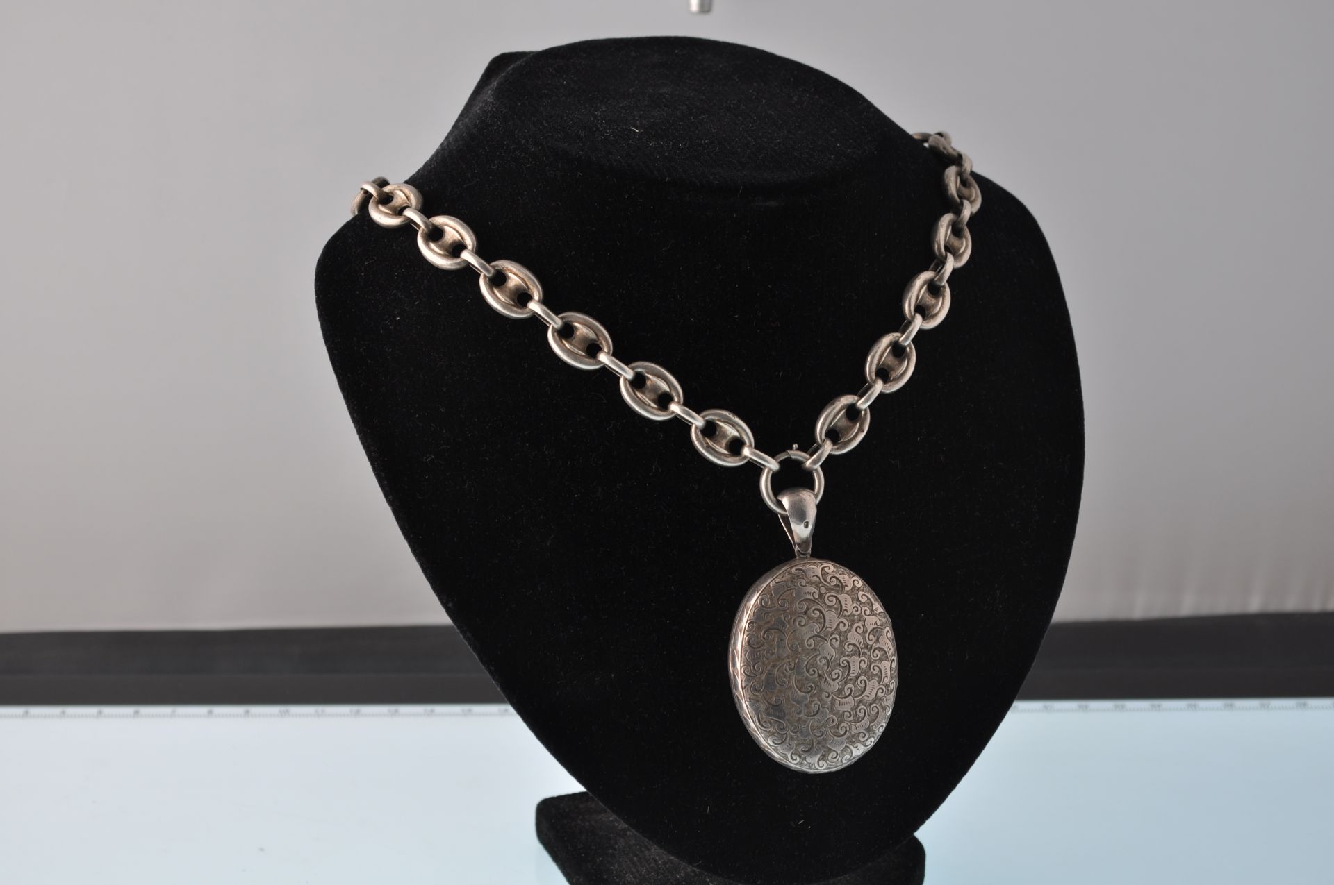 A Victorian silver anchor link chain hung with an oval locket engraved with scrolls, the reverse - Bild 3 aus 10