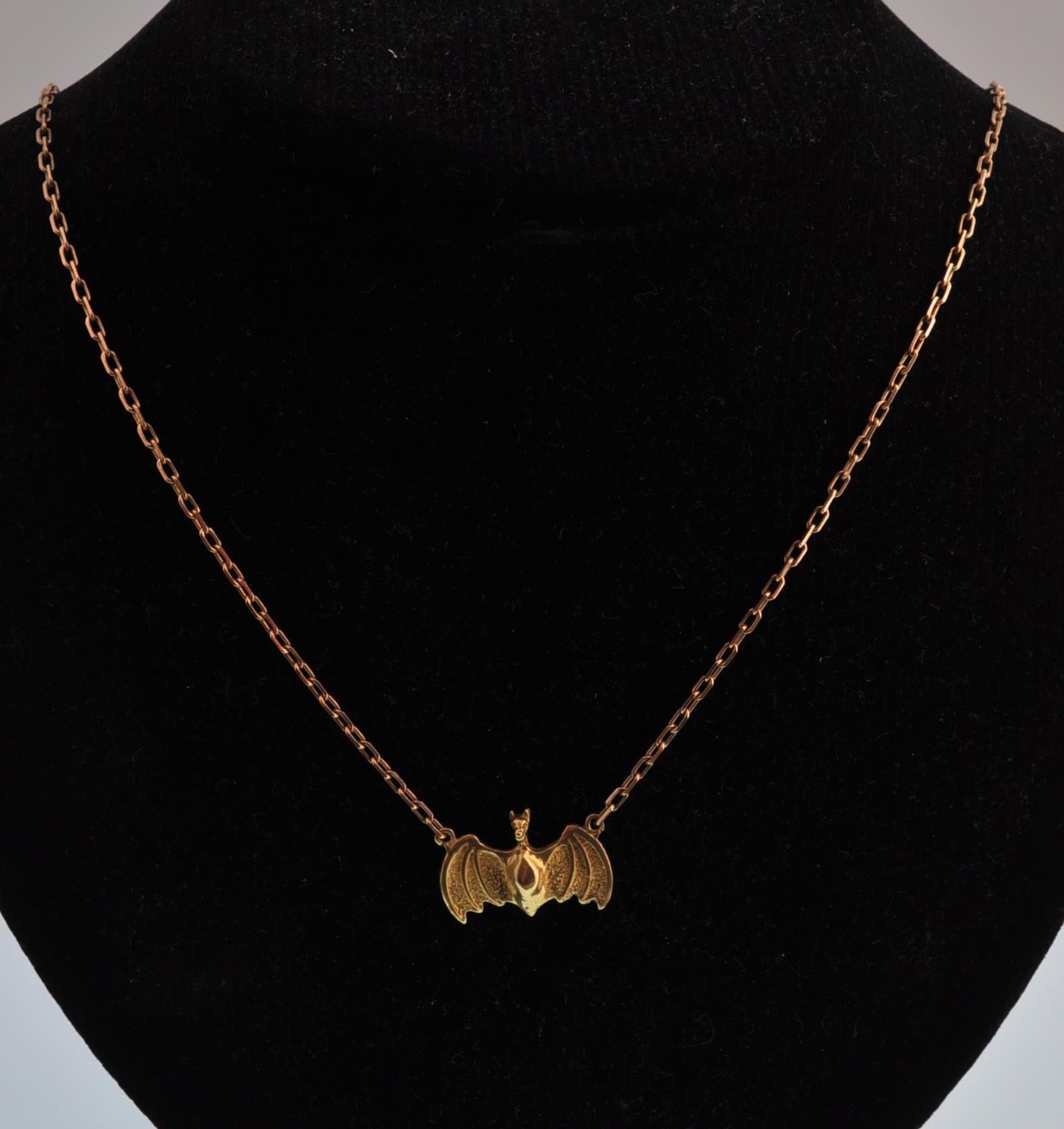 An 18ct gold Chinese influenced bat pendant / necklace frontispiece hallmarked for Sheffield 1985 - Bild 9 aus 9
