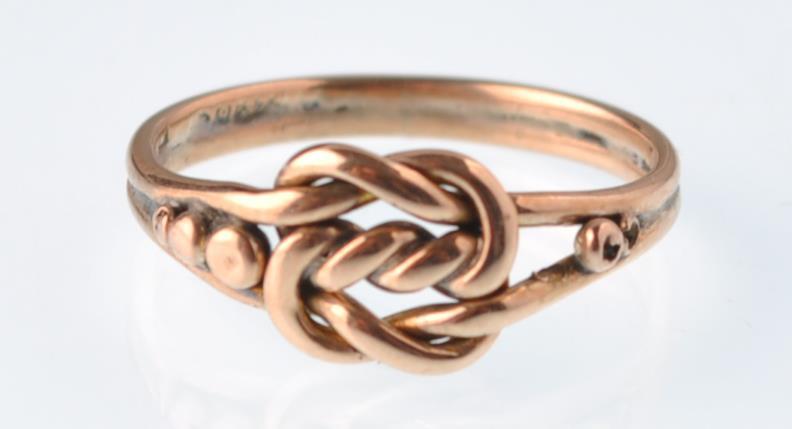 An early 20th century 9ct rose gold knot ring. Marks indistinct, circa 1910 Edwardian. 2.1g - Image 2 of 5