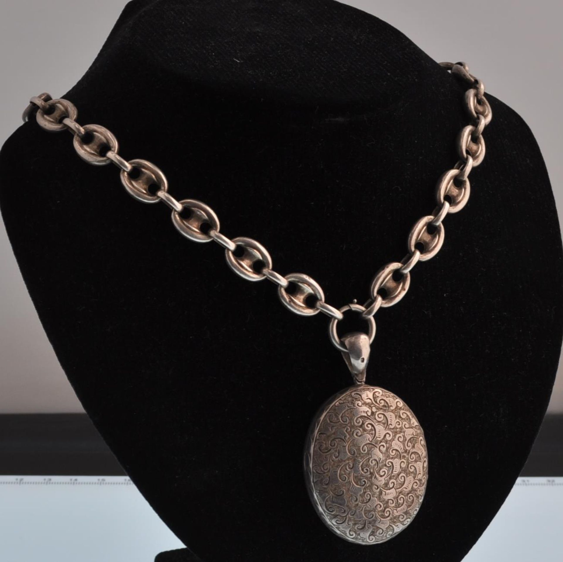 A Victorian silver anchor link chain hung with an oval locket engraved with scrolls, the reverse - Bild 2 aus 10