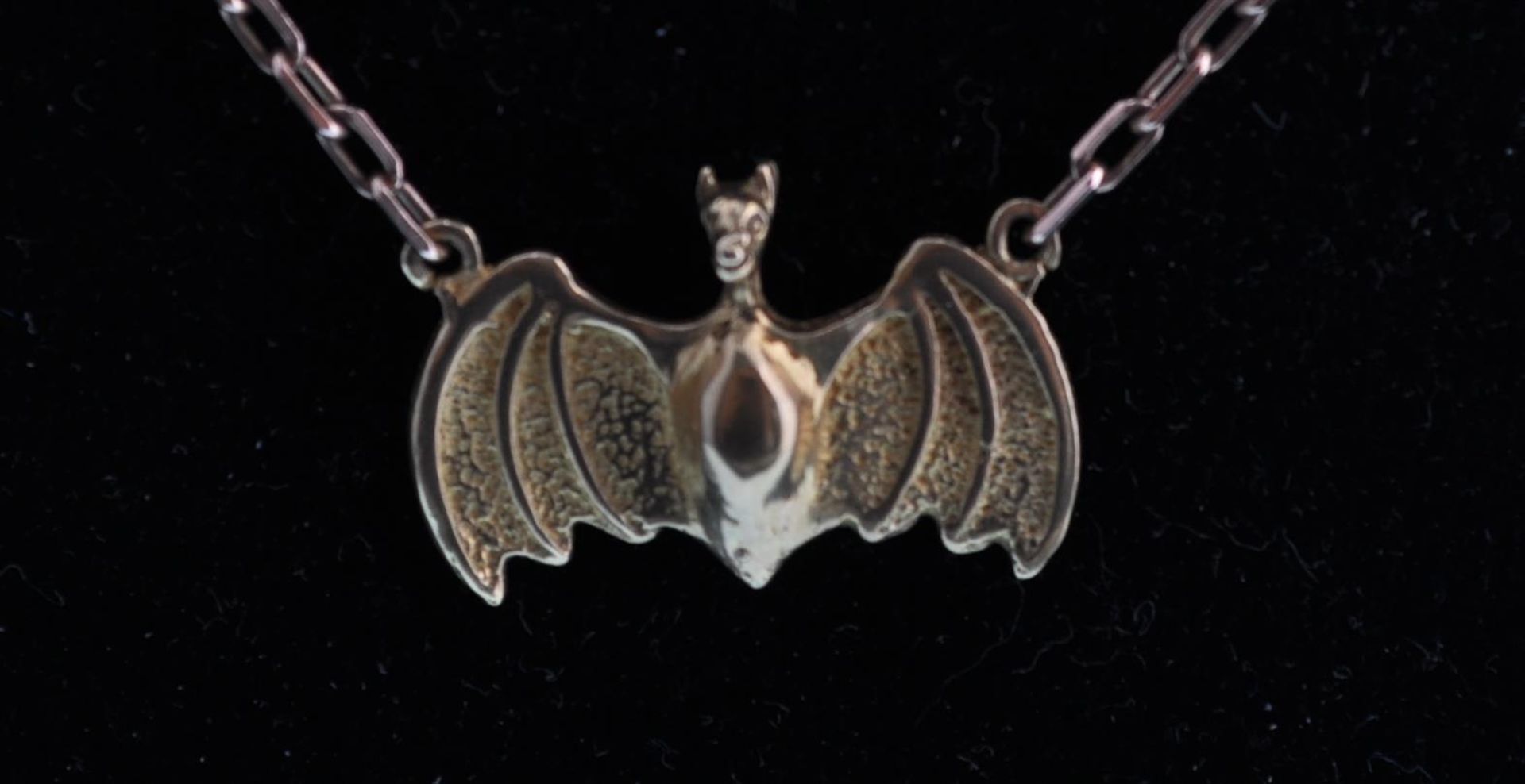 An 18ct gold Chinese influenced bat pendant / necklace frontispiece hallmarked for Sheffield 1985 - Bild 8 aus 9