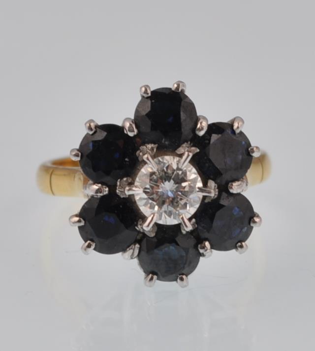 A LADIES 18CT GOLD SAPPHIRE AND DIAMOND CLUSTER RING - Image 2 of 5