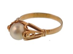 A 9CT GOLD AND CULTURED PEARL RING
