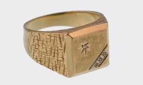 A 9ct gold gentleman's signet ring. The ring  with