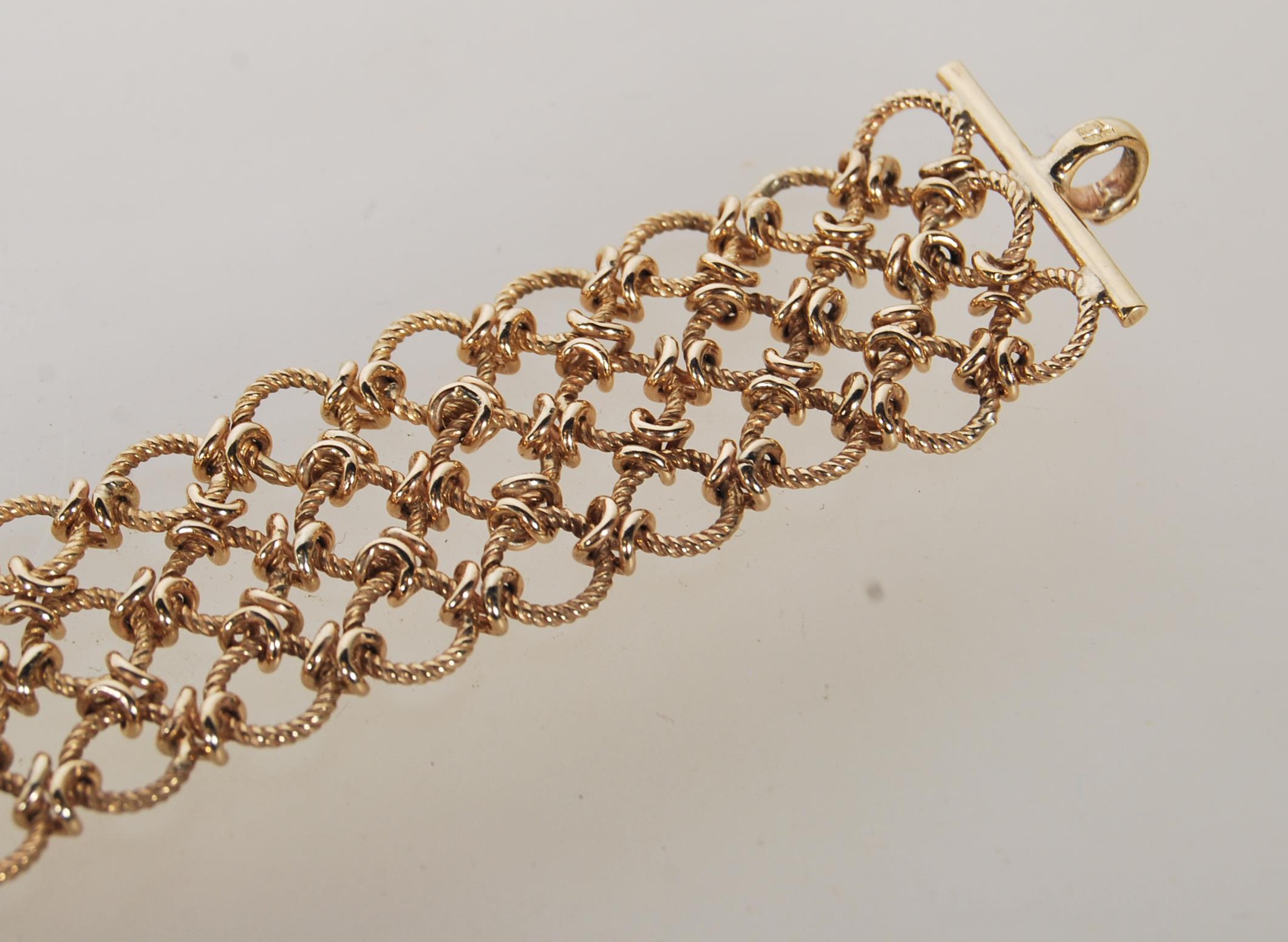 A hallmarked 9ct gold ladies three strand bracelet chain having three rows of rope twist hopps - Image 3 of 5