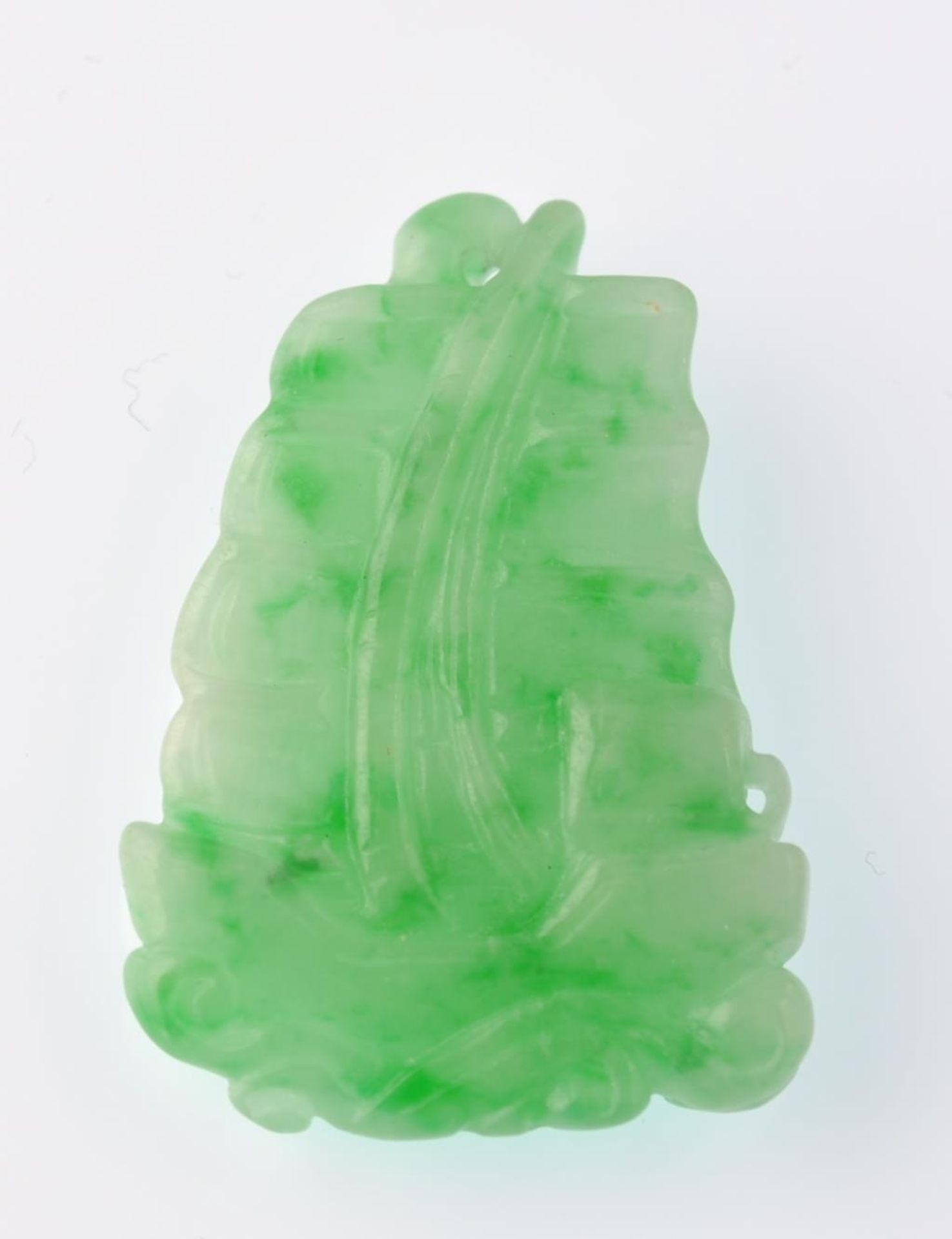 A collection of 4 Jadeite Chinese pendants, one being drop shaped with the form of a tall sailing - Bild 4 aus 4