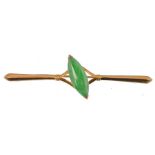 CHINESE YELLOW GOLD AND JADE BAR BROOCH WITH NAVETTE CABOCHON