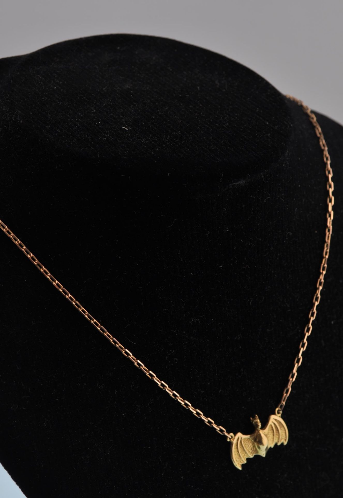 An 18ct gold Chinese influenced bat pendant / necklace frontispiece hallmarked for Sheffield 1985 - Bild 6 aus 9
