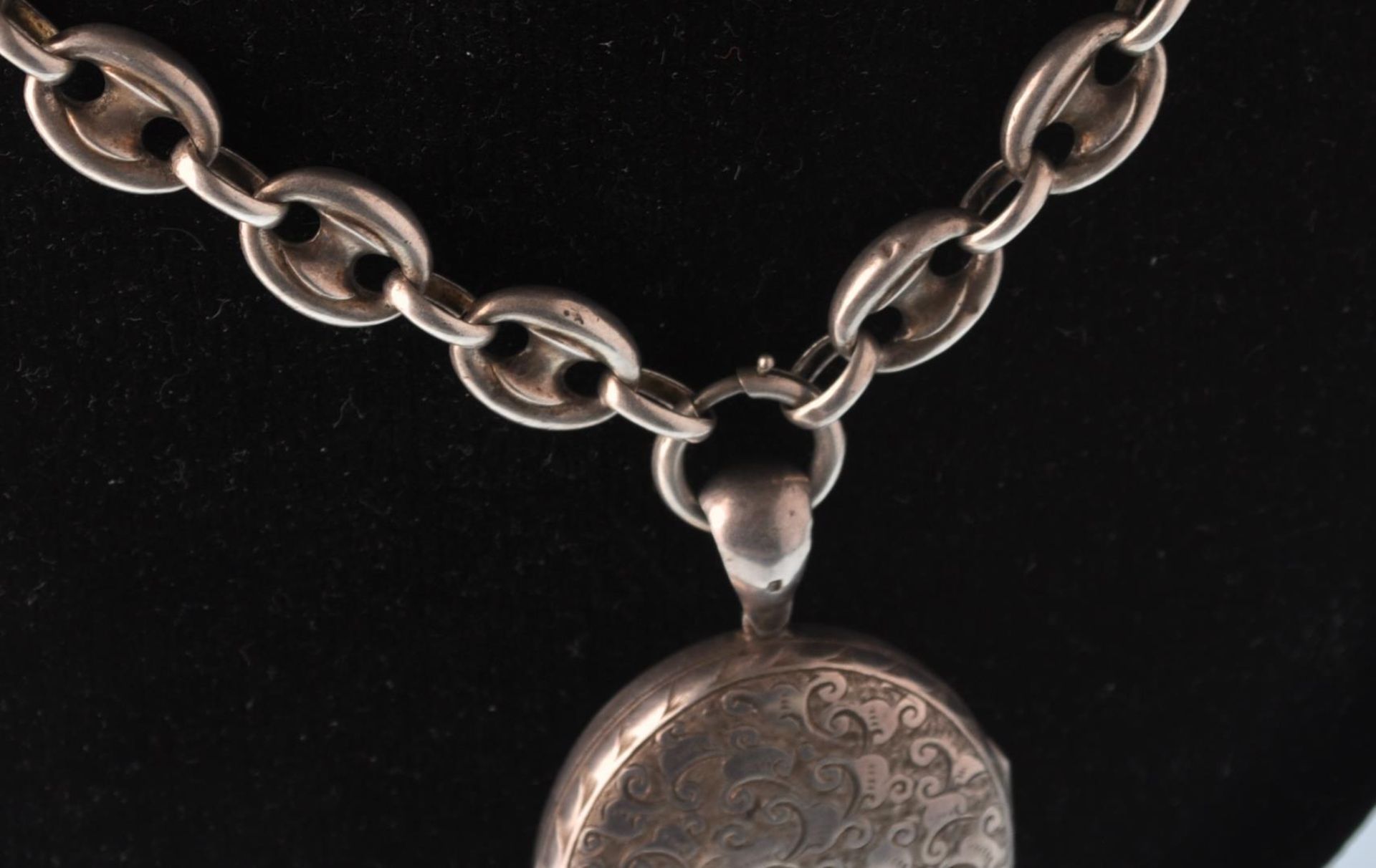 A Victorian silver anchor link chain hung with an oval locket engraved with scrolls, the reverse - Bild 4 aus 10